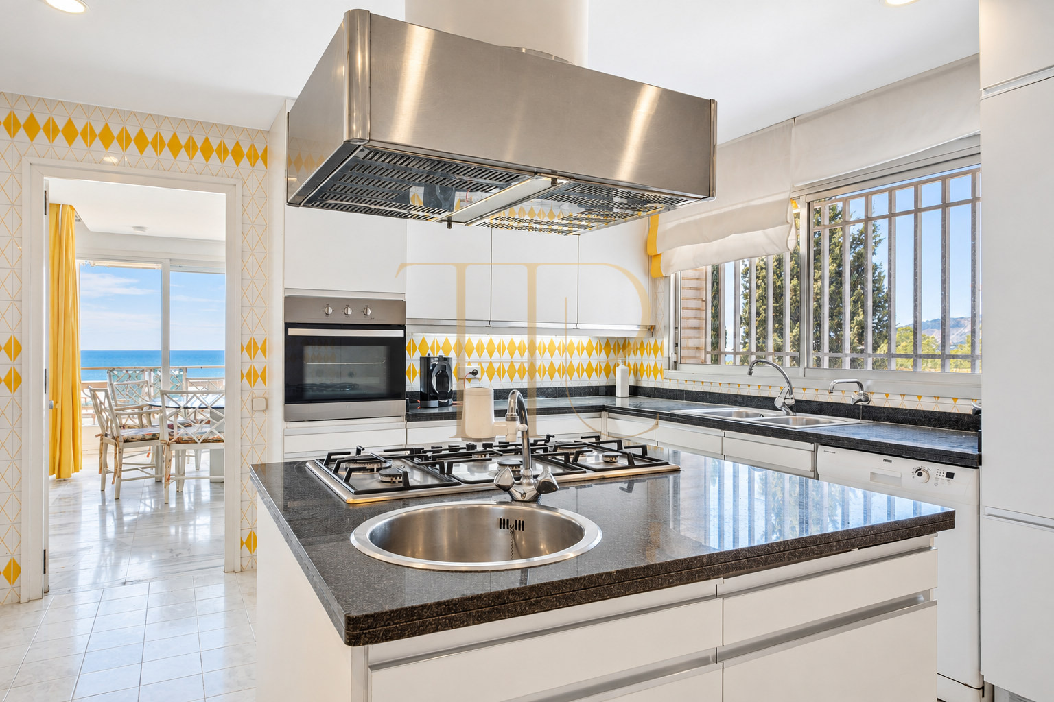 Sea-view villa to rent in Castelldefels