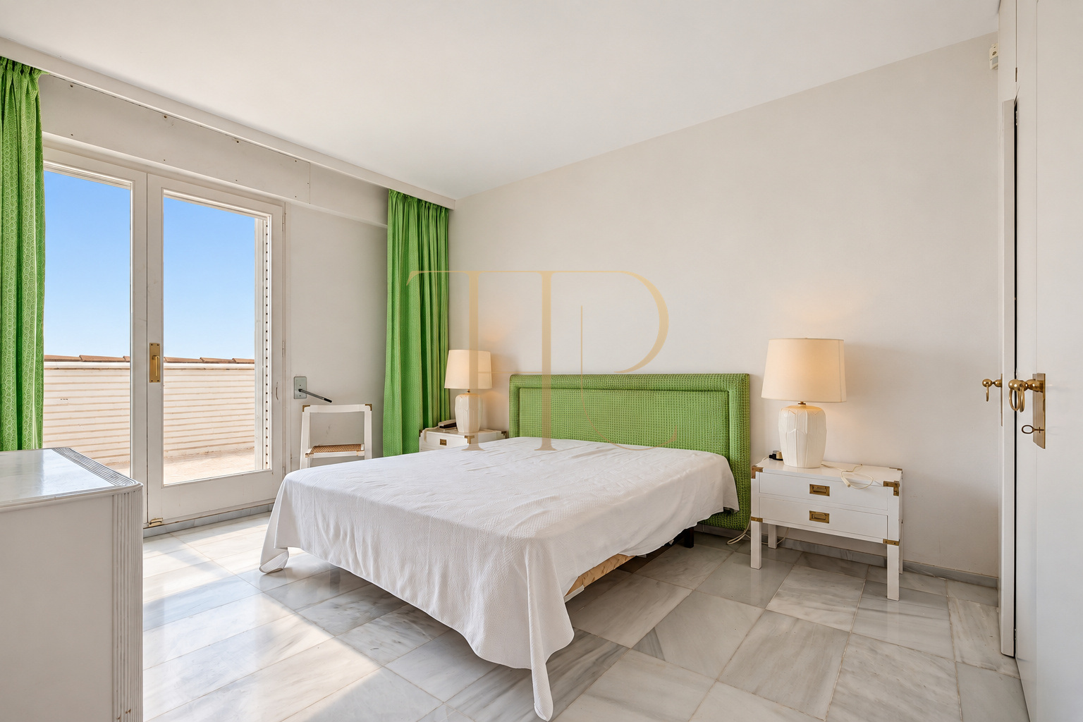 Sea-view villa to rent in Castelldefels