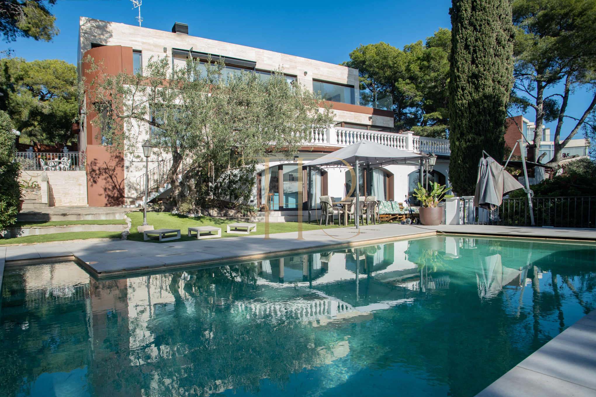 Renovated villa with sea views and pool in Castelldefels