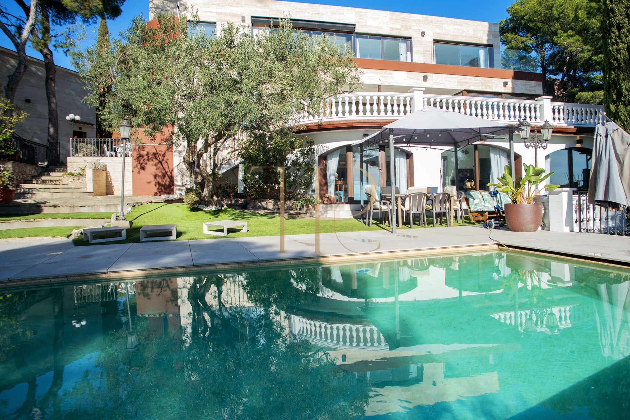 Renovated villa with sea views and pool in Castelldefels