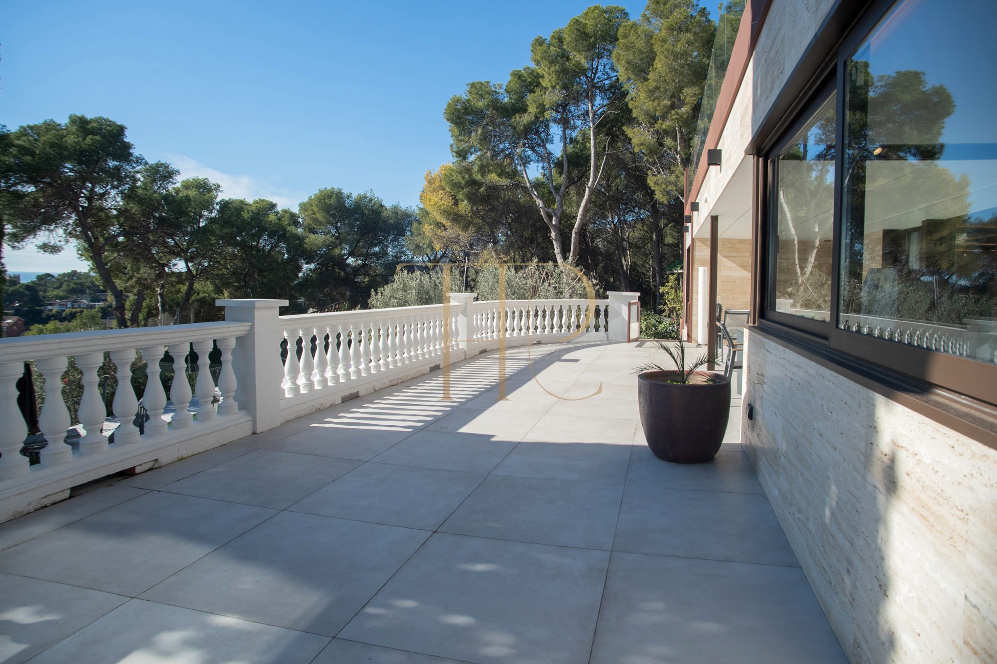 Renovated villa with sea views and pool in Castelldefels