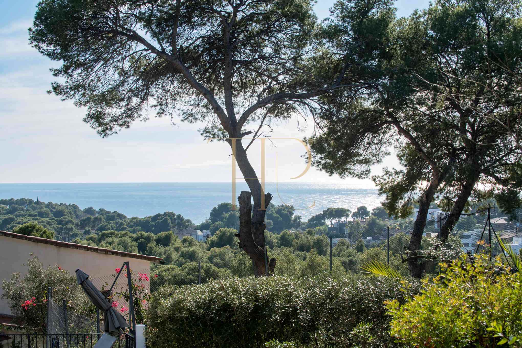 Renovated villa with sea views and pool in Castelldefels