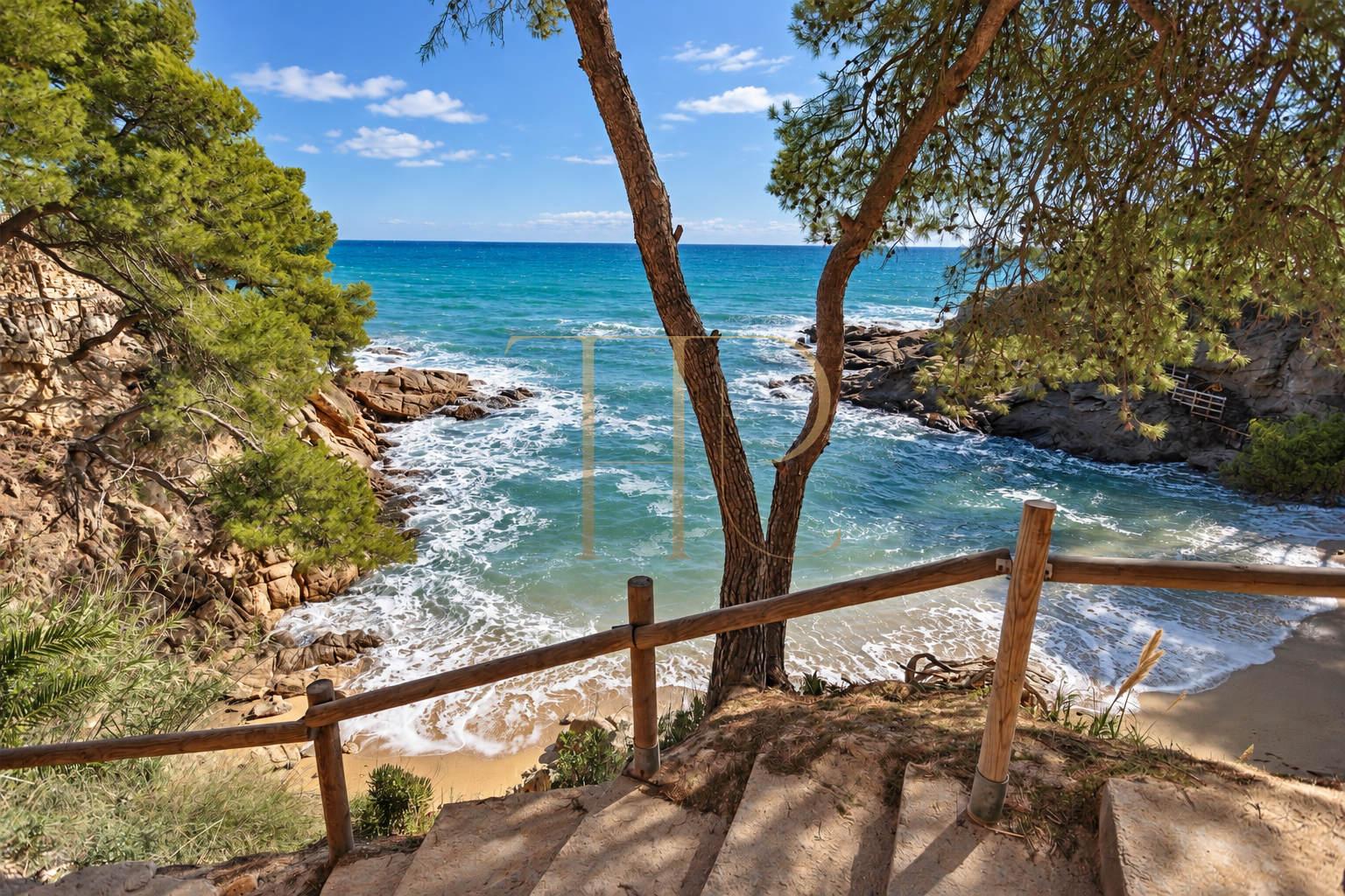 Seafront plot with a villa under construction in Platja d’Aro