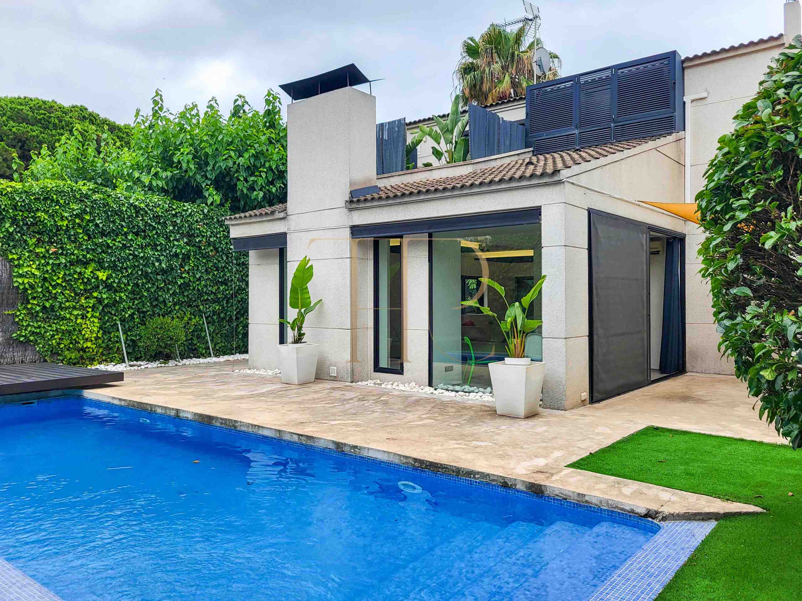 Villa with pool and garden near the beach in Castelldefels