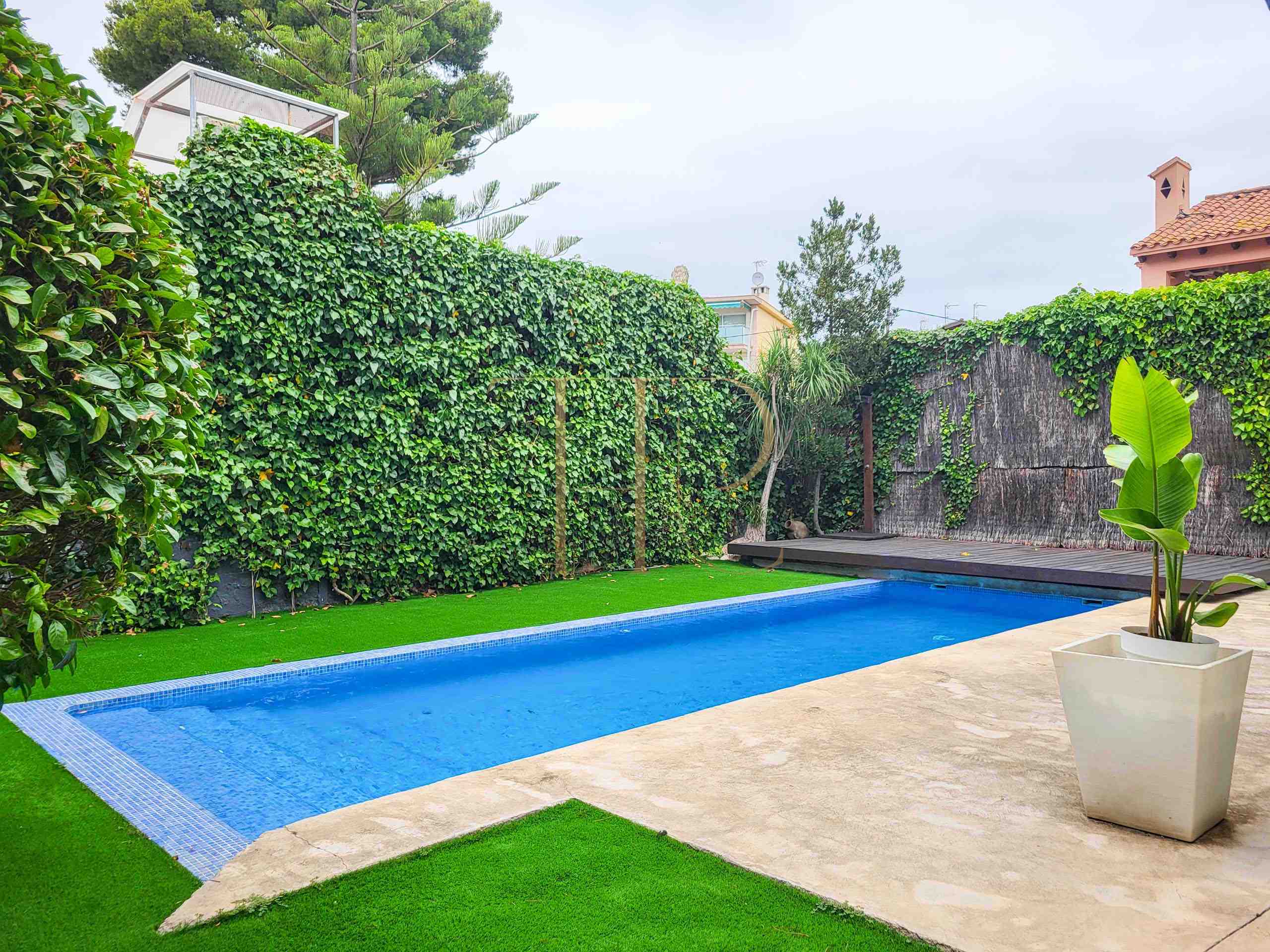 Villa with pool and garden near the beach in Castelldefels