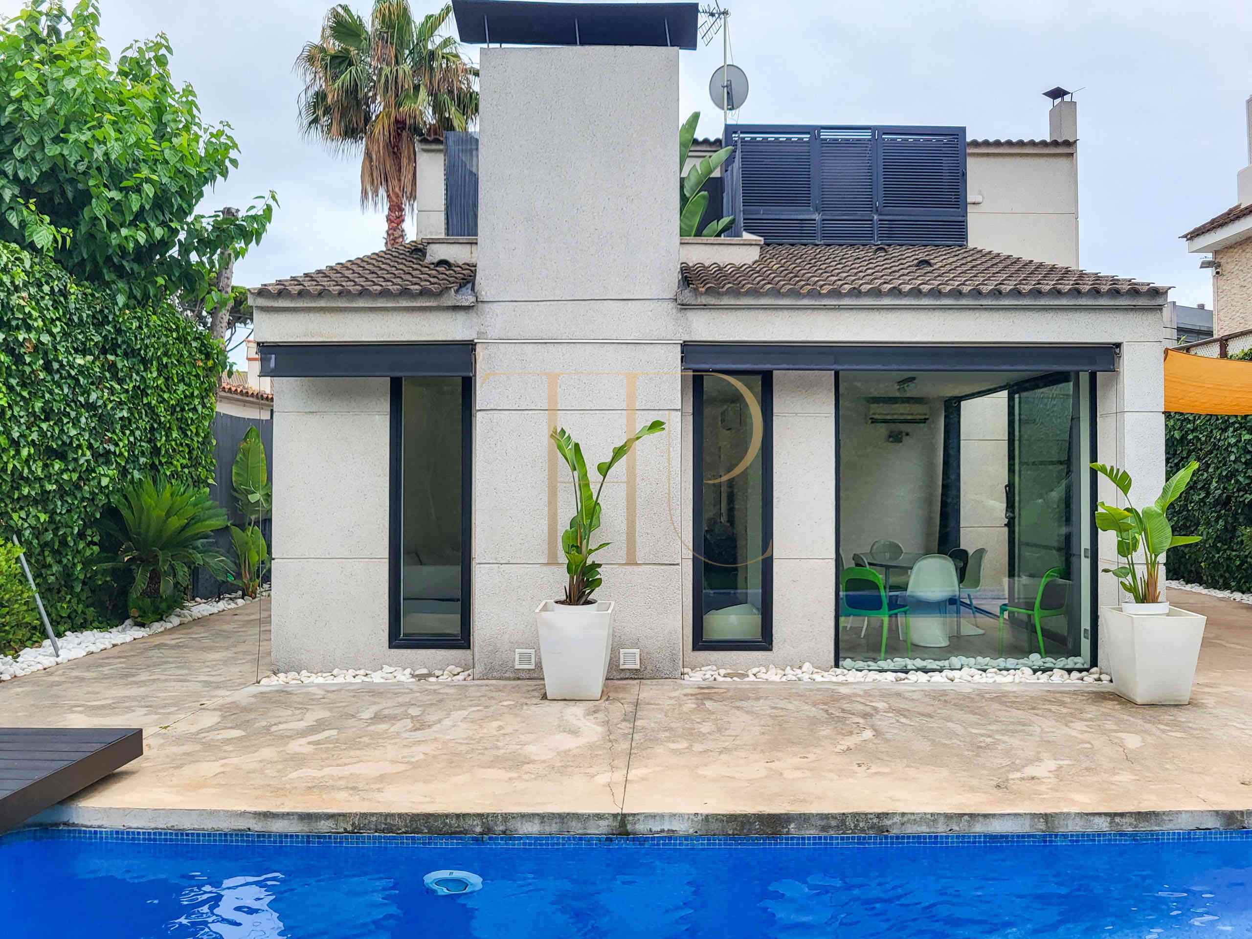 Villa with pool and garden near the beach in Castelldefels