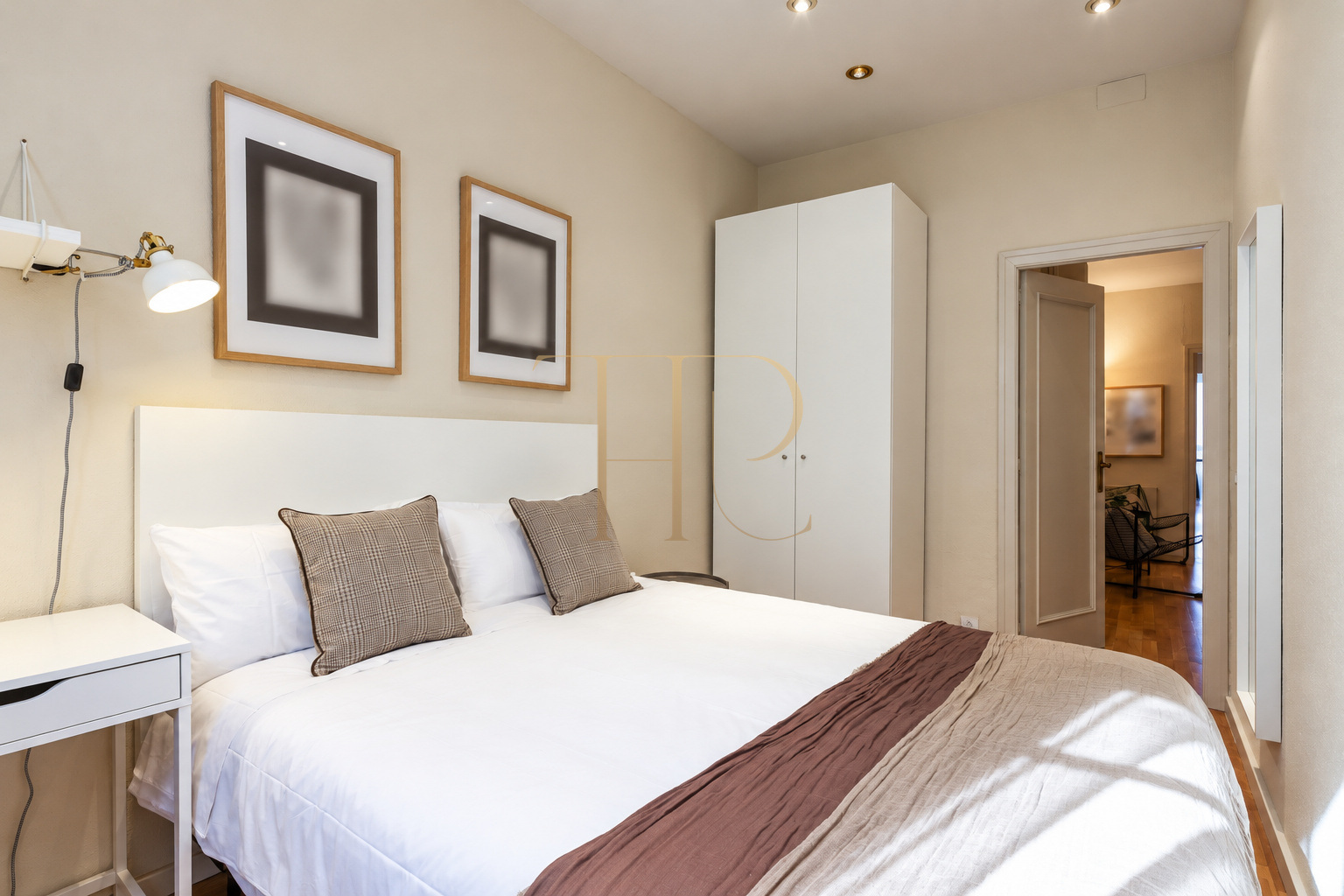 Four-bedroom apartment in the Eixample · Rented