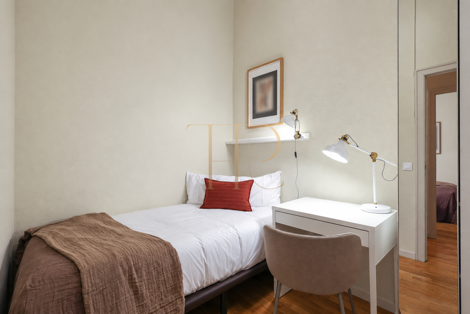 Four-bedroom apartment in the Eixample · Rented