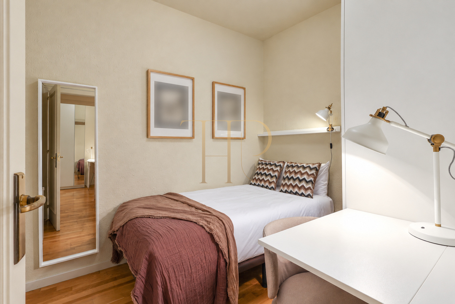 Four-bedroom apartment in the Eixample · Rented