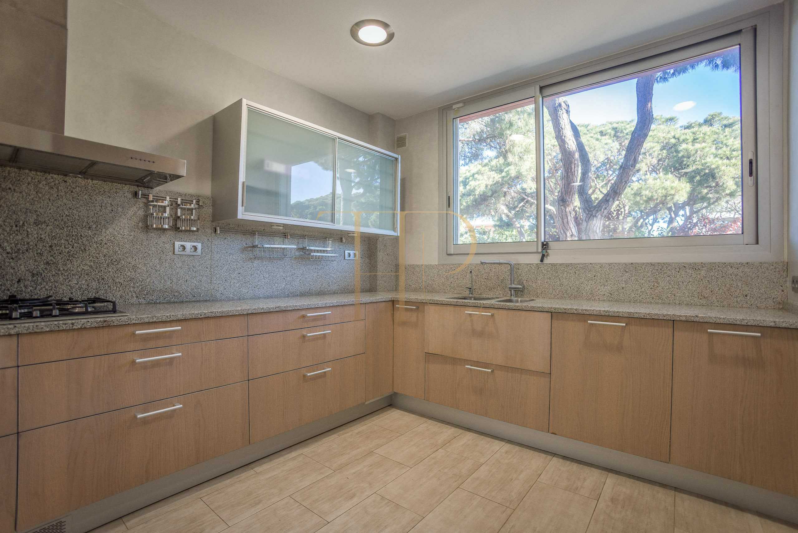 Let villa with garden and pool in Gavà Mar