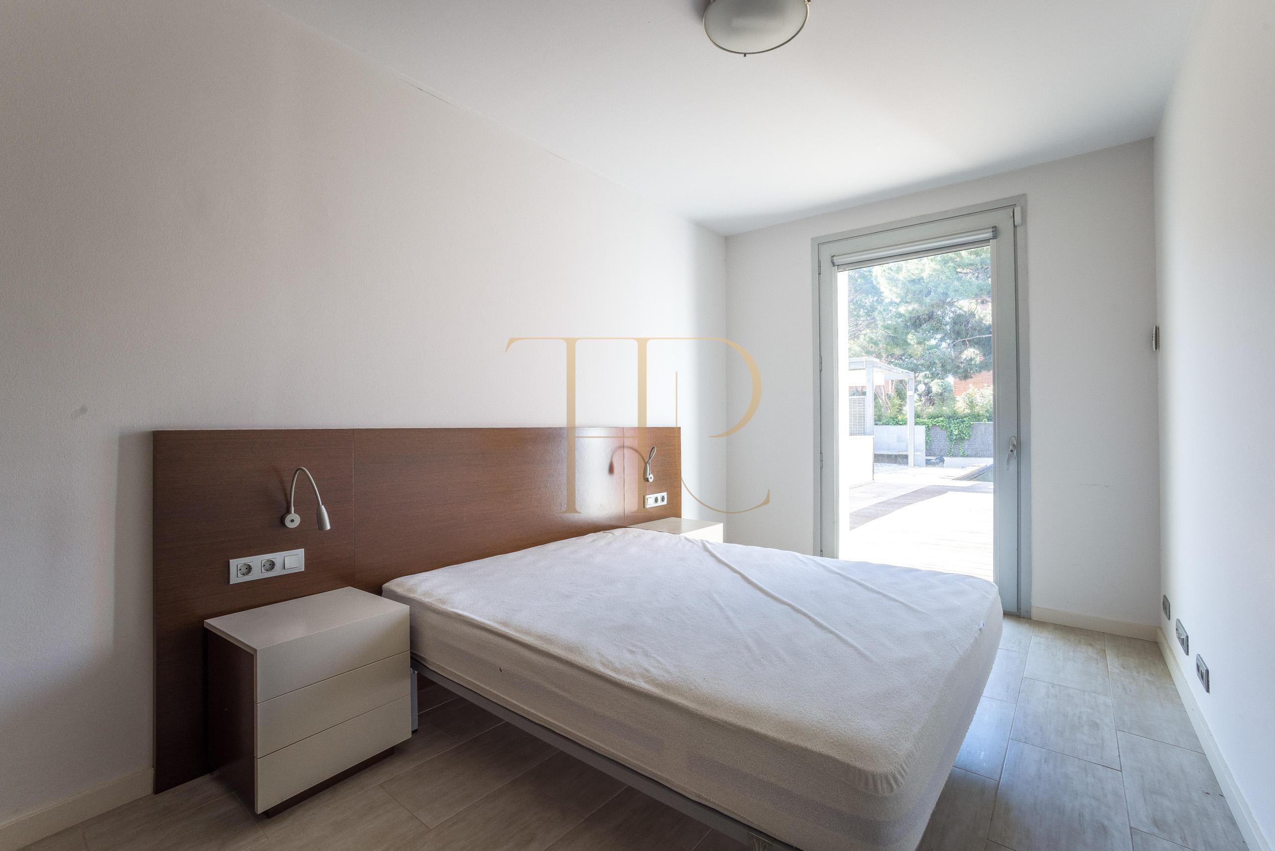 Let villa with garden and pool in Gavà Mar