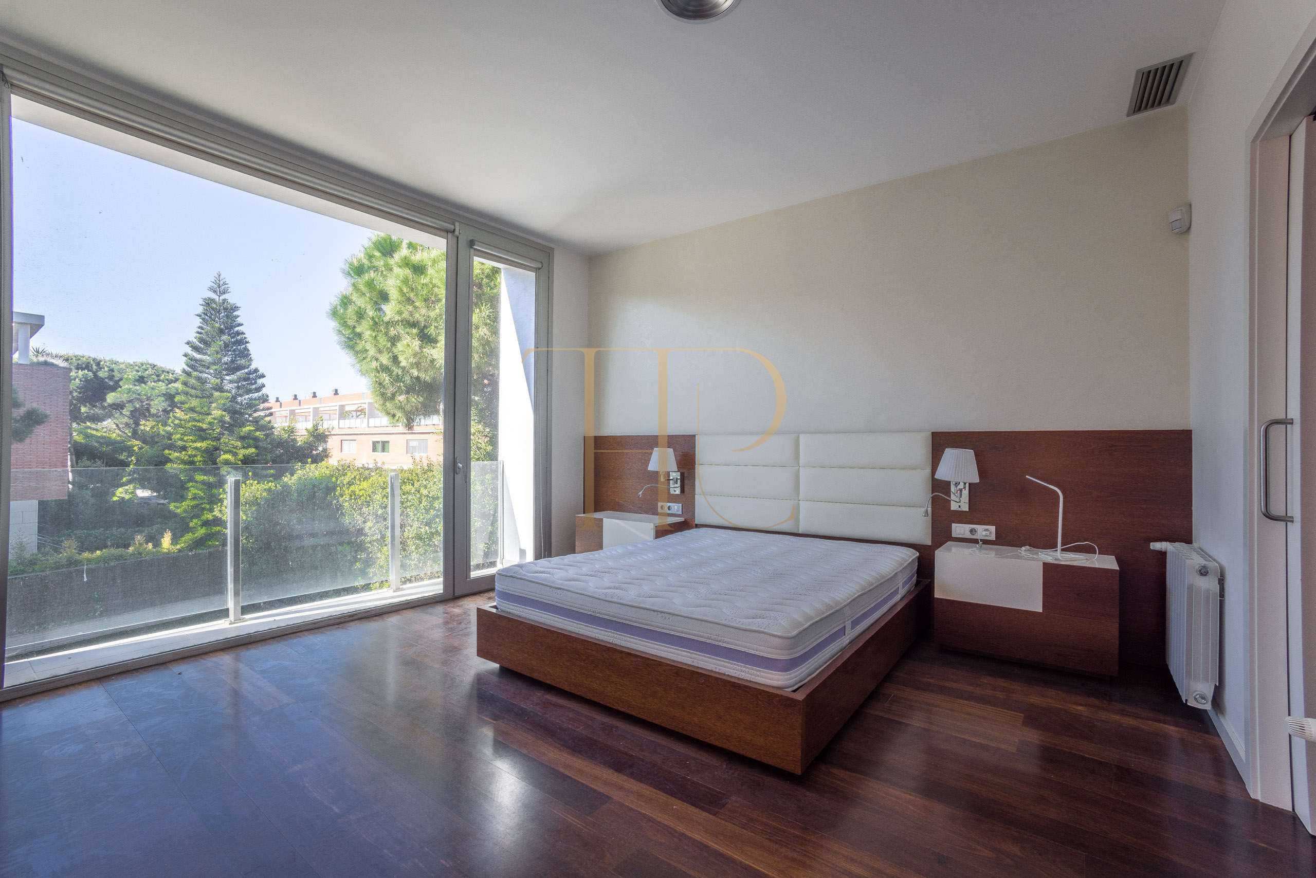Let villa with garden and pool in Gavà Mar