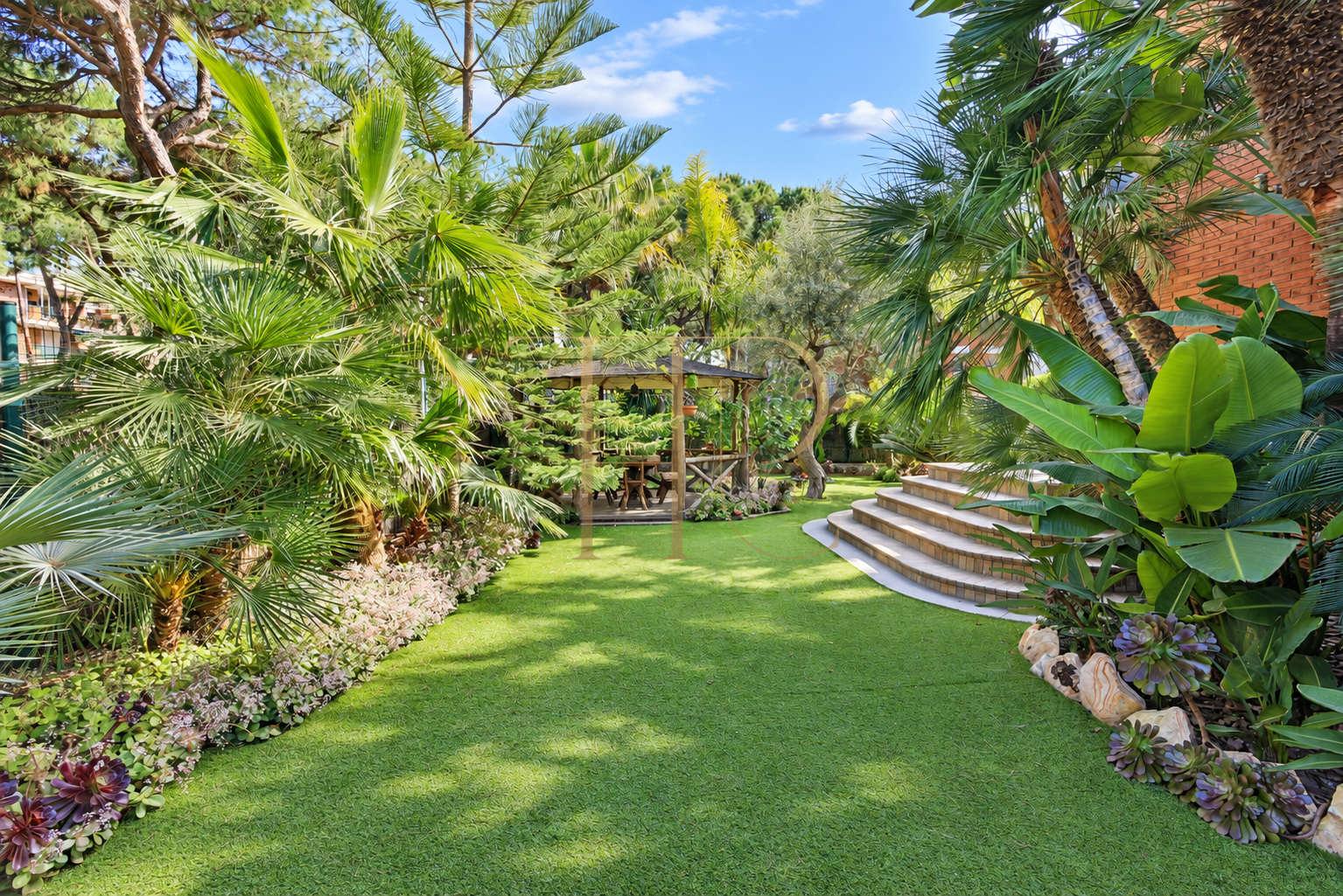 Villa in Gavà Mar — second line to the sea with private garden, pool and privacy