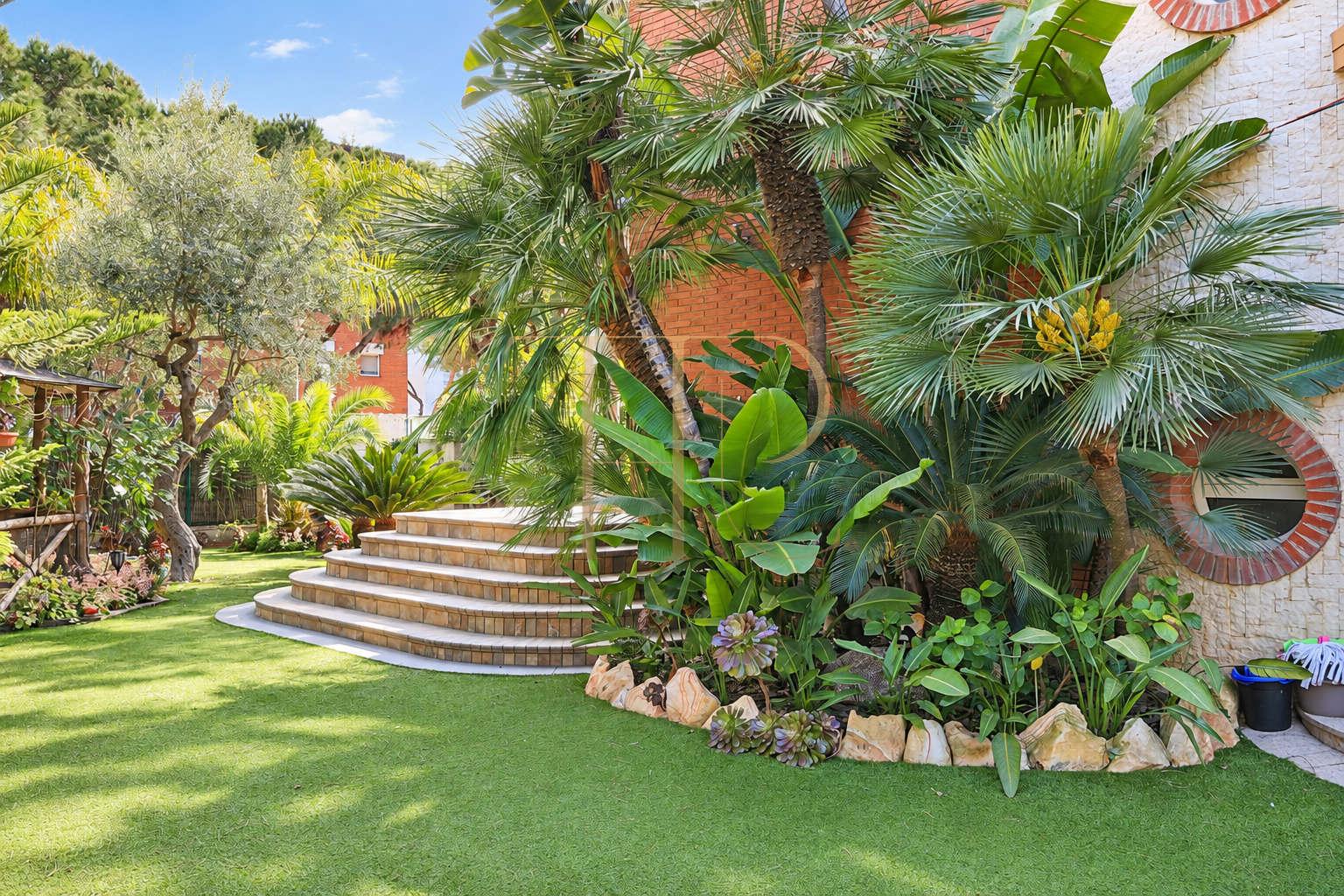 Villa in Gavà Mar — second line to the sea with private garden, pool and privacy