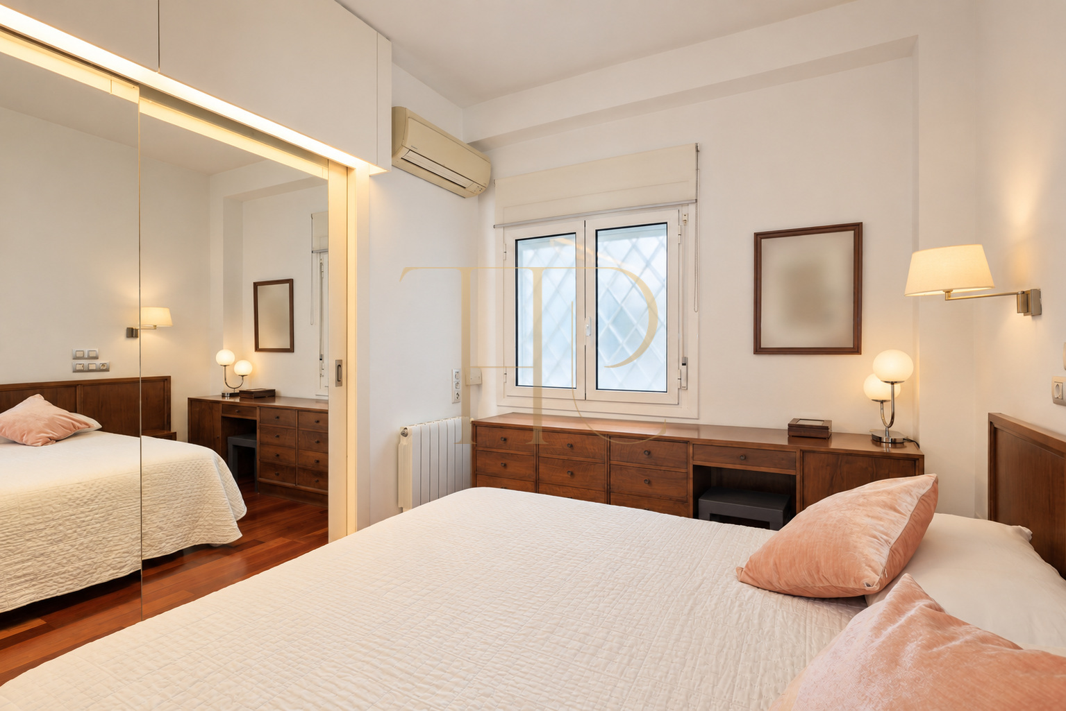 Apartment for sale in Eixample, Barcelona, with balcony