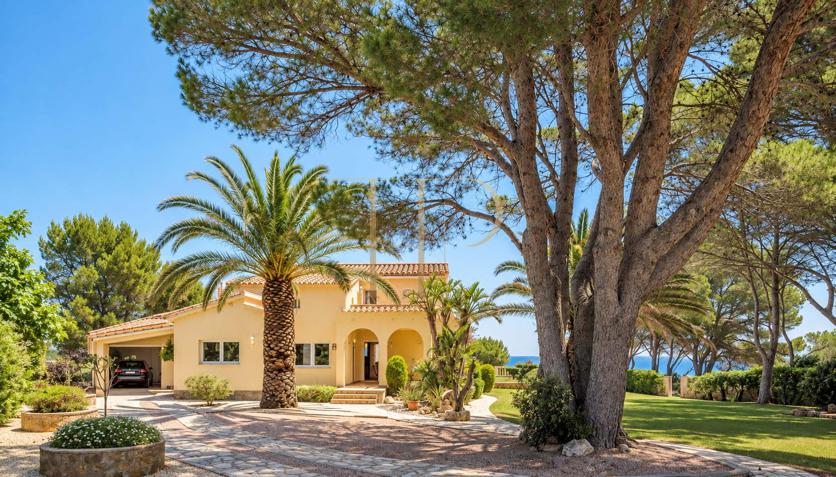 Seafront house for sale in L’Ametlla de Mar, Les Tres Cales