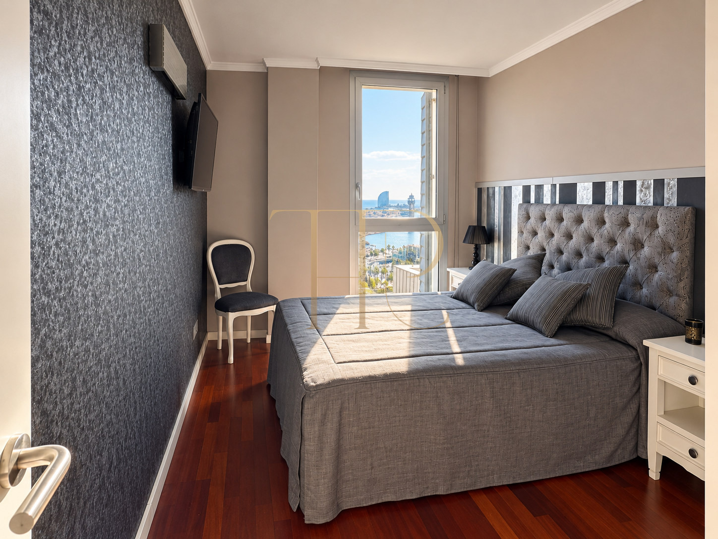 Apartment for sale in Barcelona with Barceloneta and port views