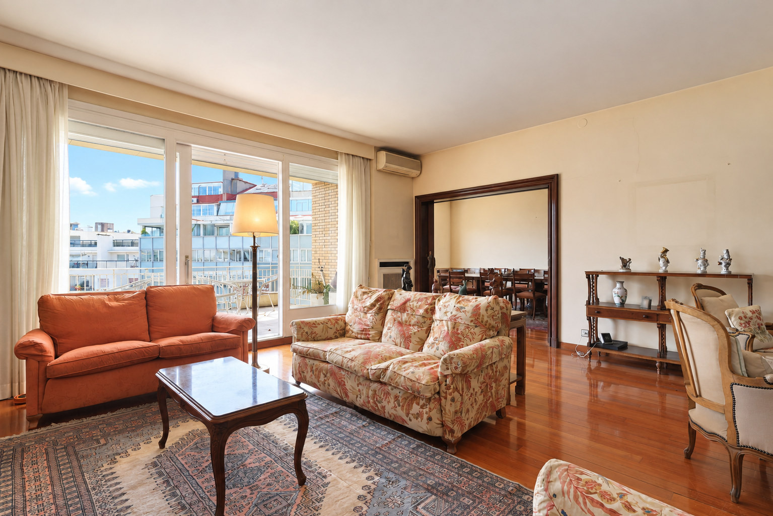 Period apartment to renovate beside Turó Park, Barcelona