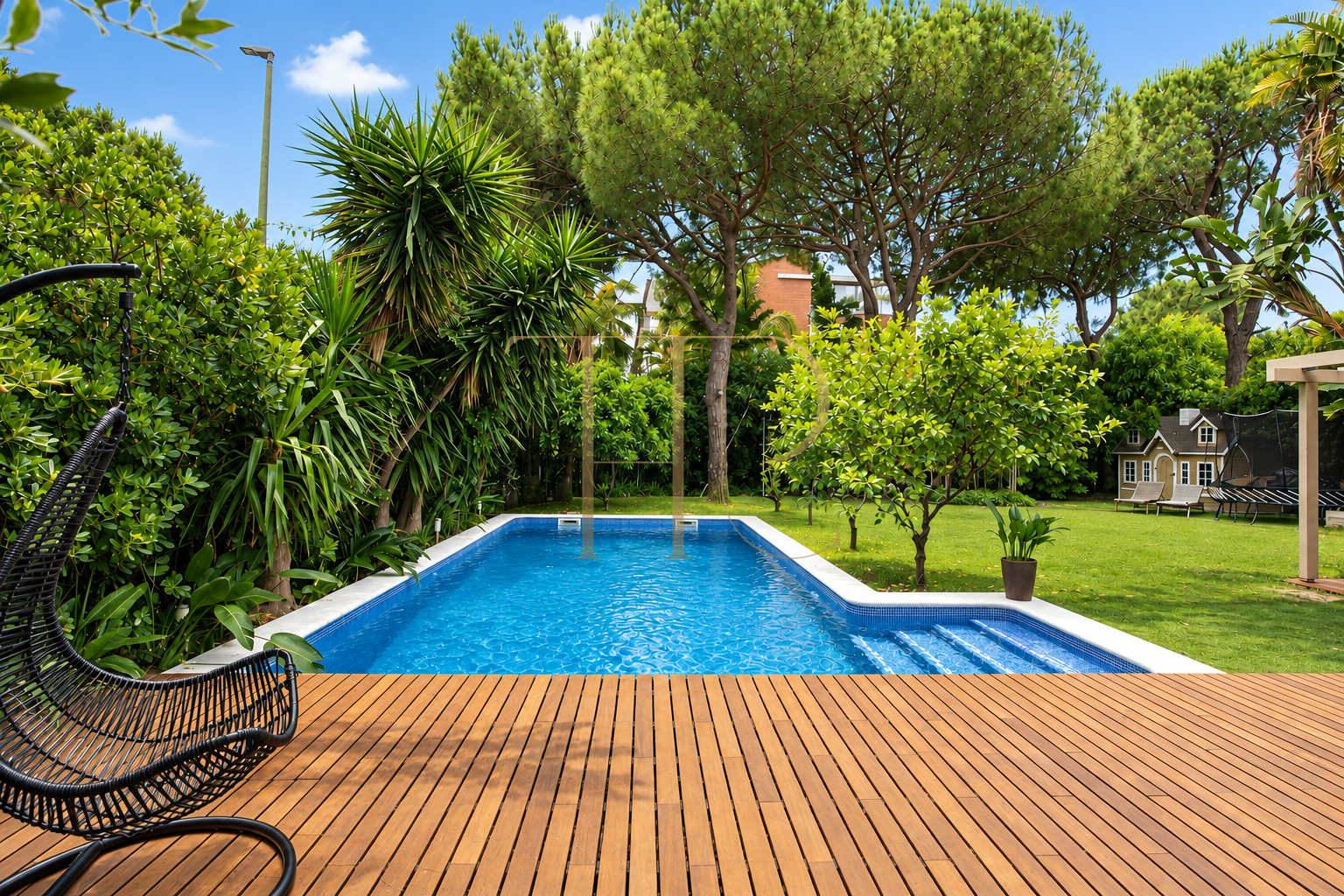 Detached villa with pool near Gavà Mar beach