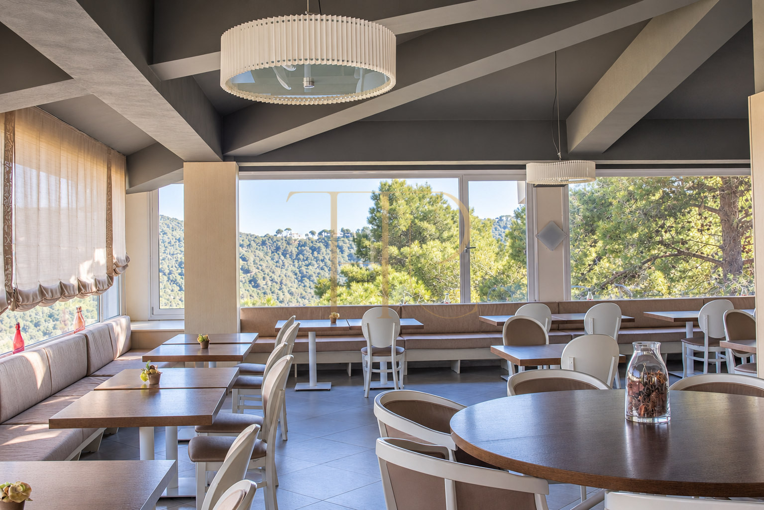Sports complex with restaurant in Esplugues