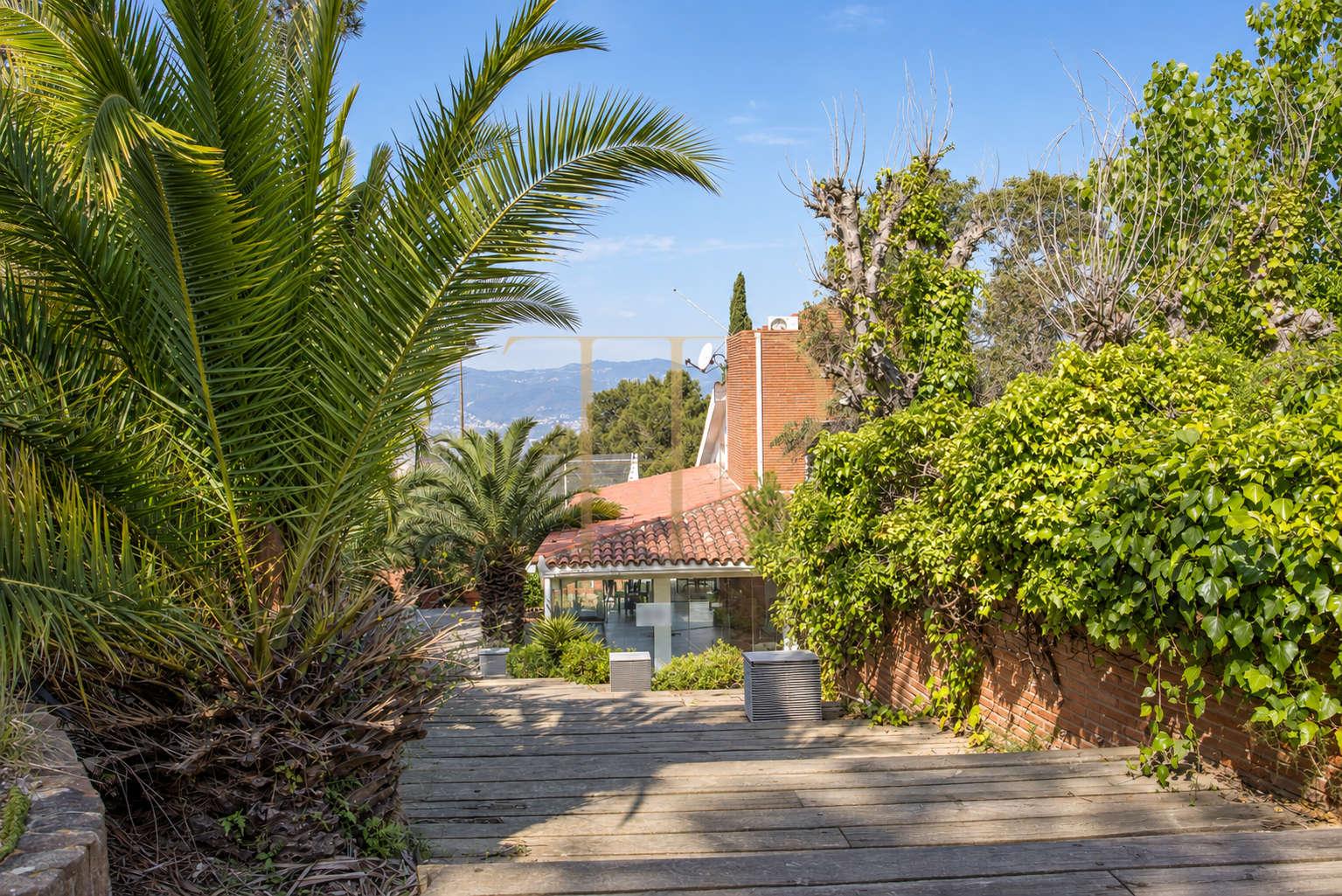 Sports complex with restaurant in Esplugues