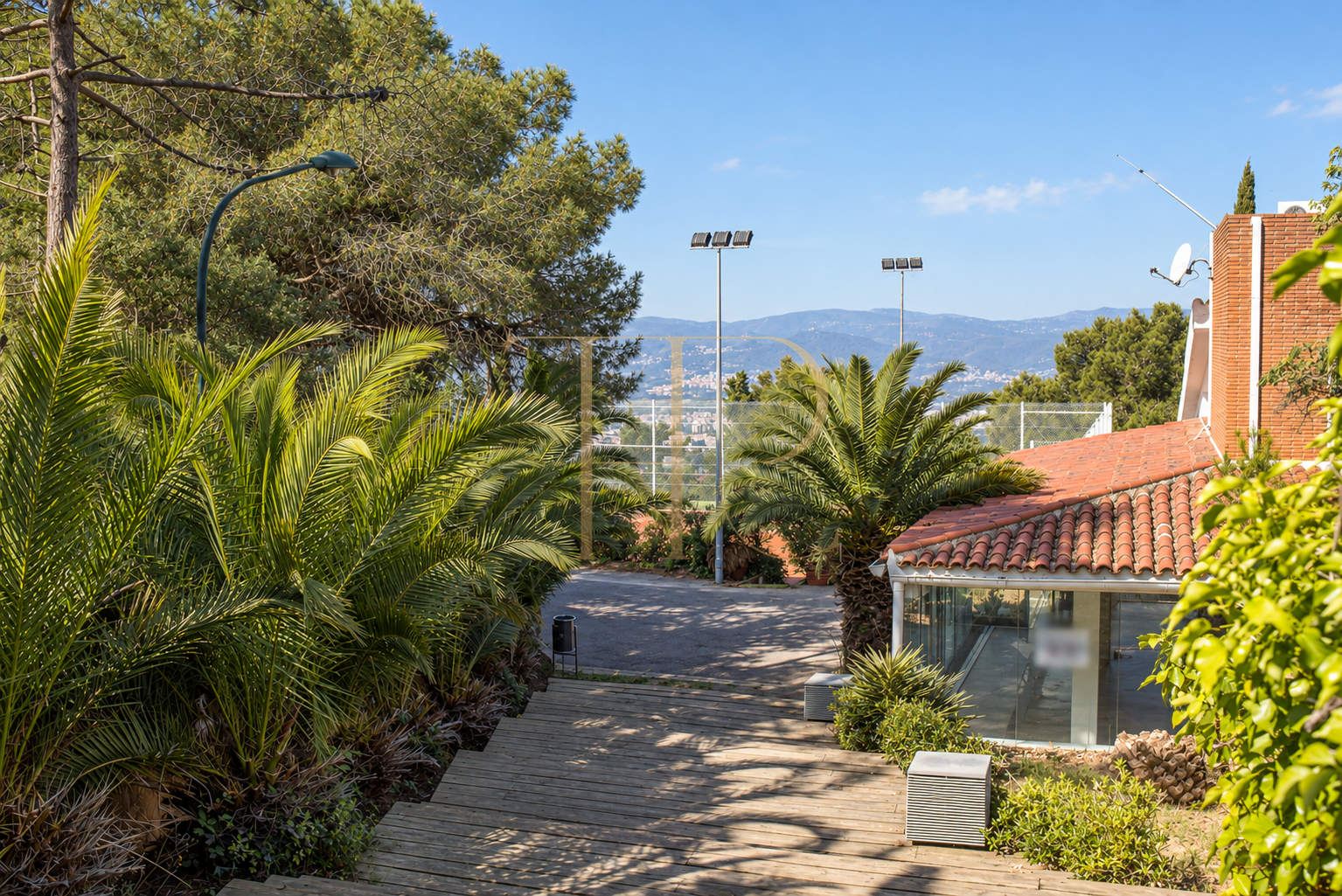 Sports complex with restaurant in Esplugues