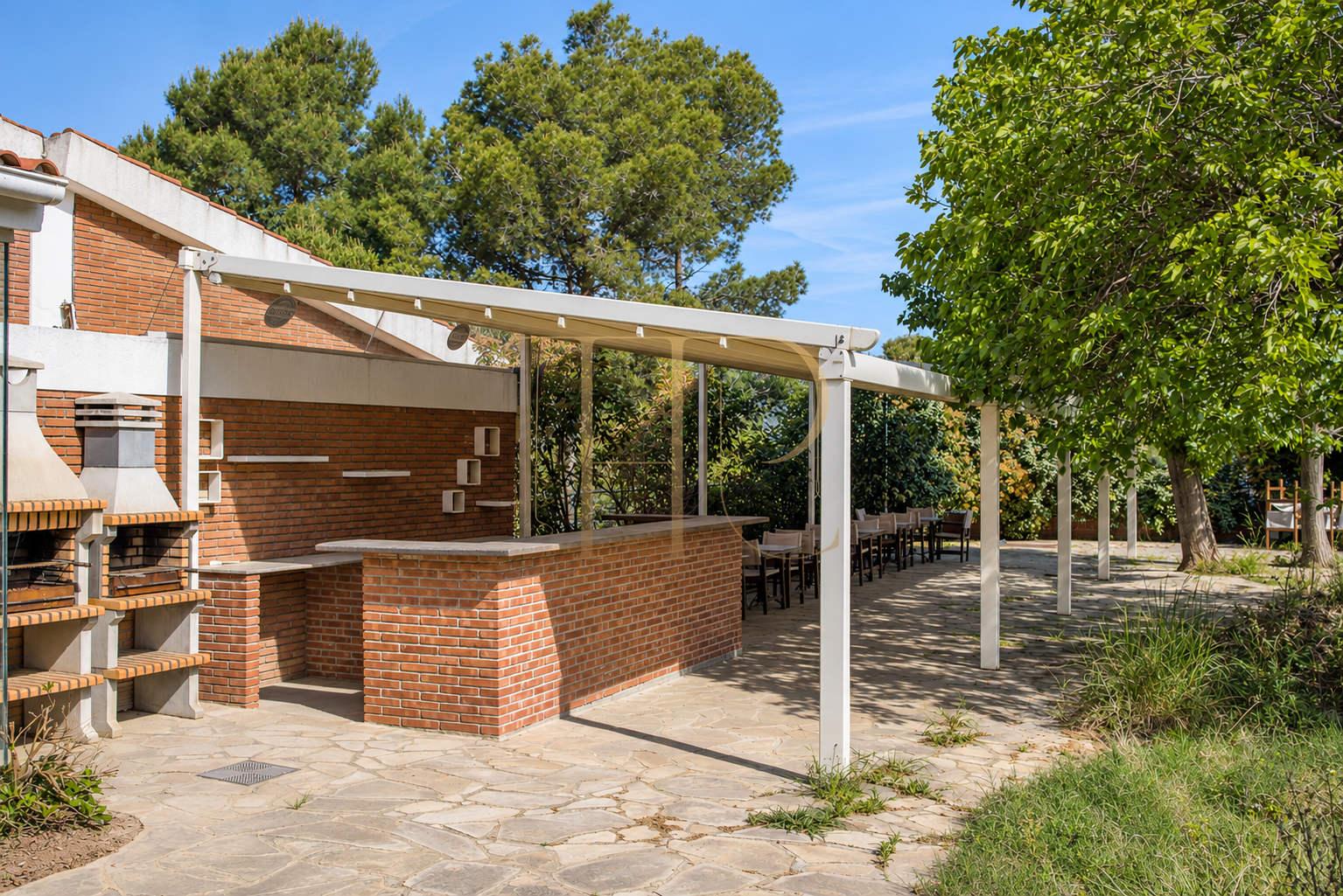 Sports complex with restaurant in Esplugues