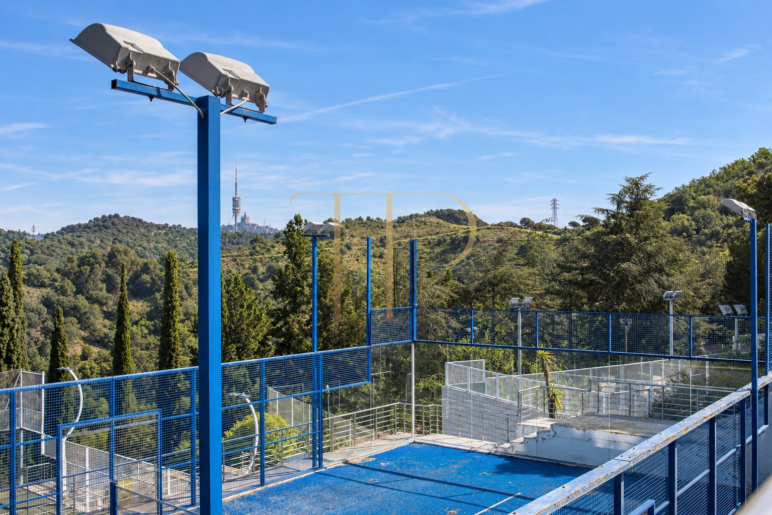 Sports complex with restaurant in Esplugues