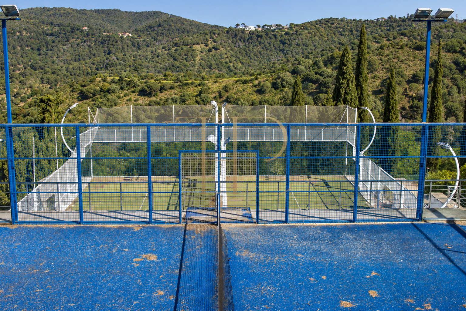 Sports complex with restaurant in Esplugues