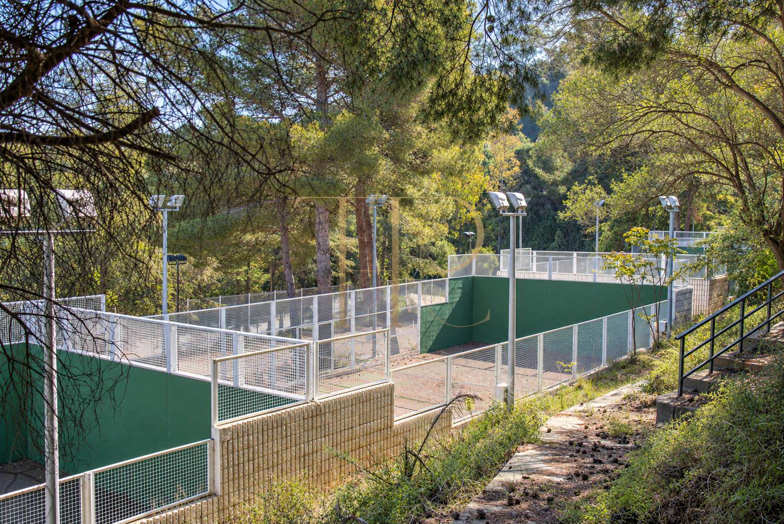 Sports complex with restaurant in Esplugues