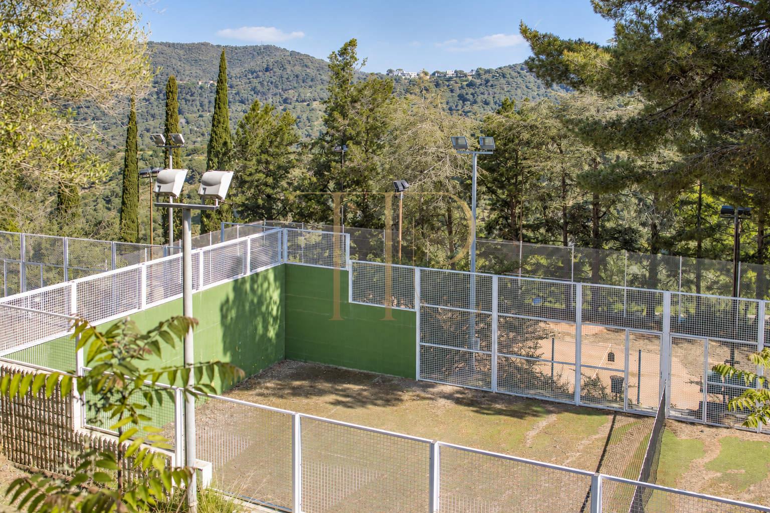 Sports complex with restaurant in Esplugues