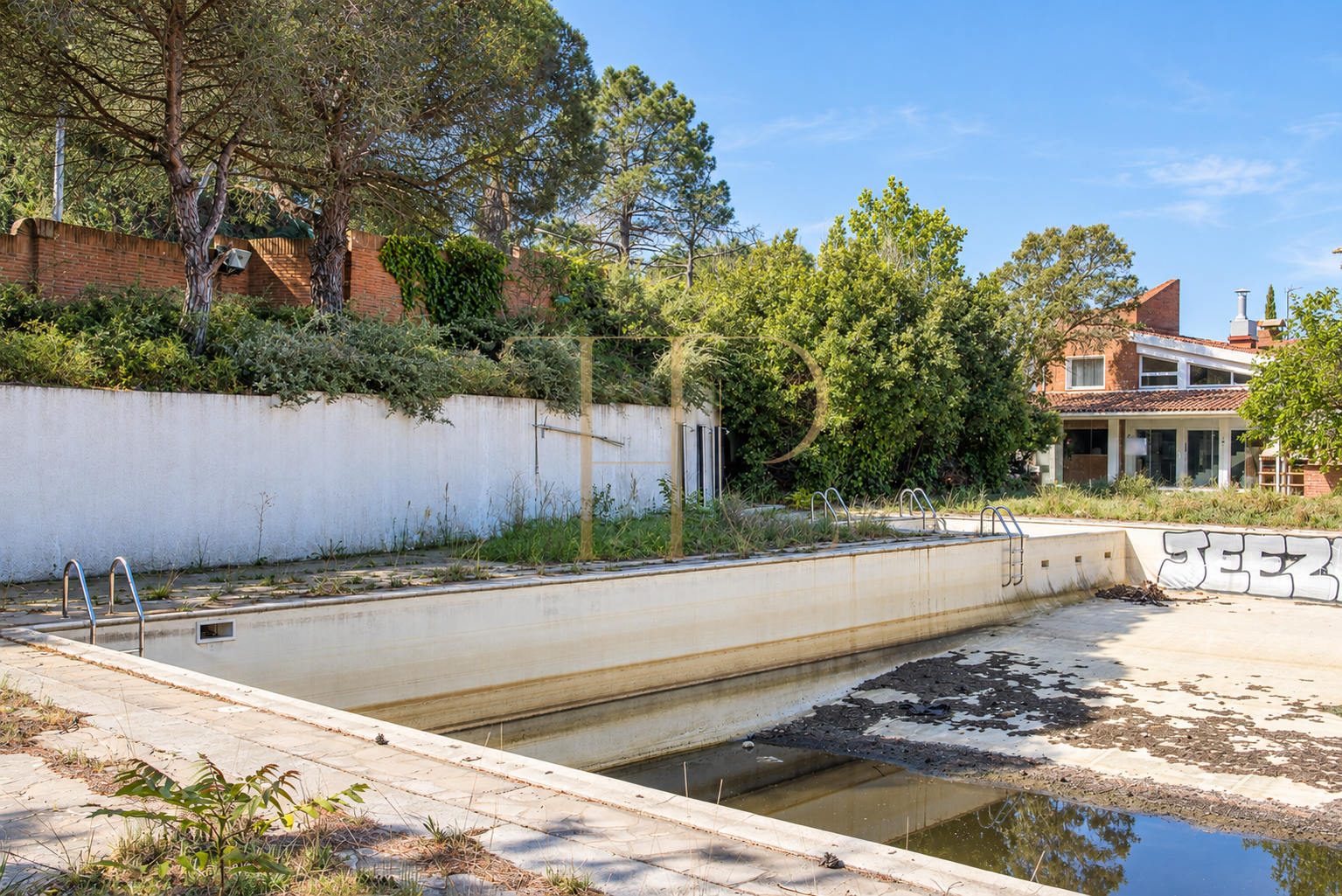 Sports complex with restaurant in Esplugues