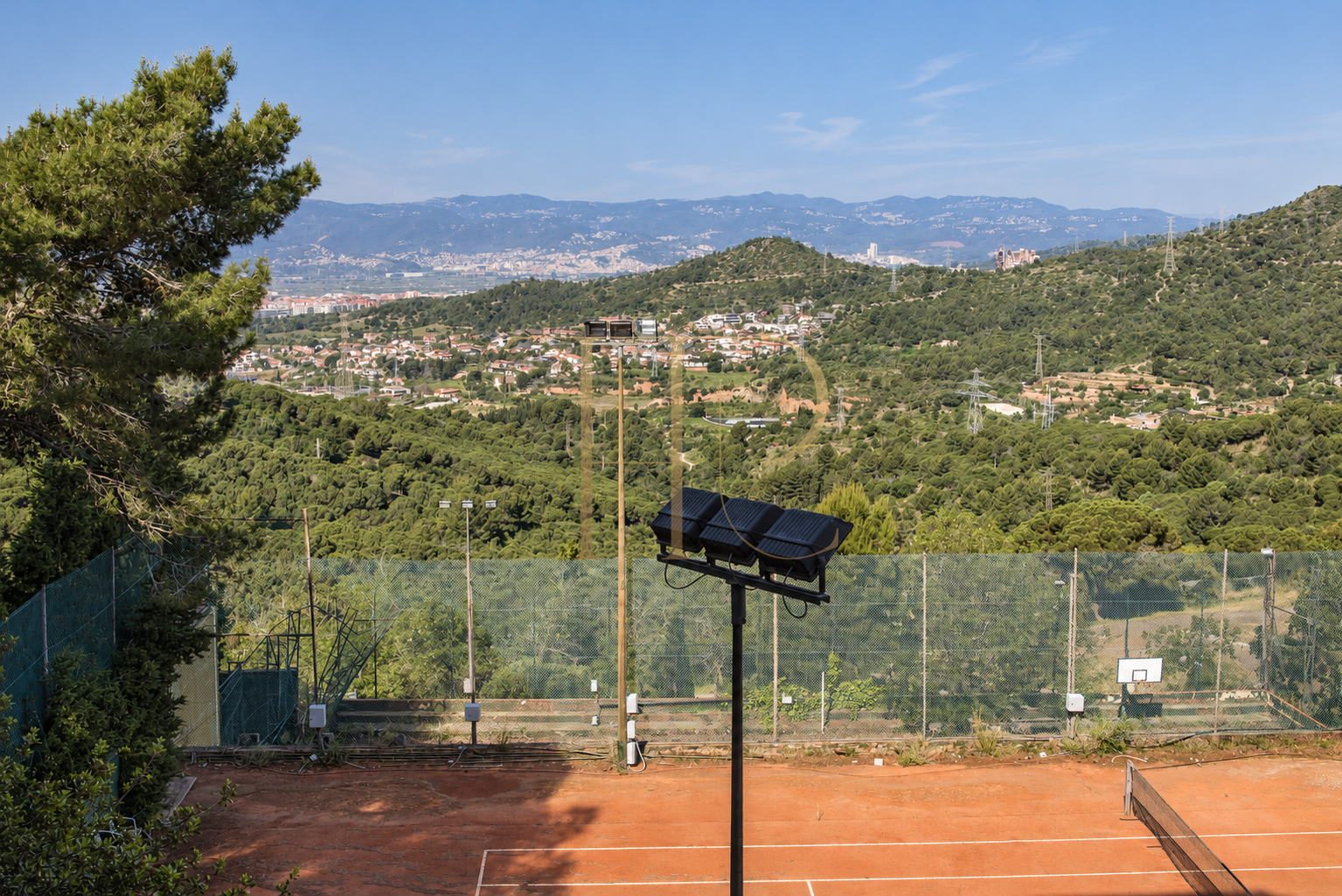 Sports complex with restaurant in Esplugues