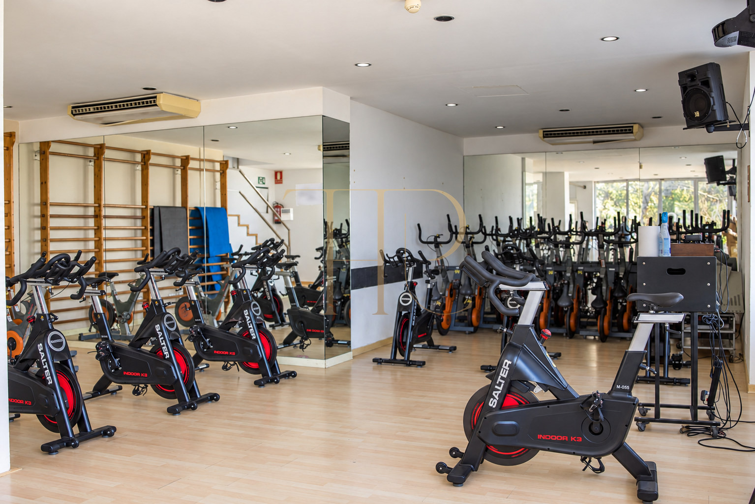 Sports complex with restaurant in Esplugues