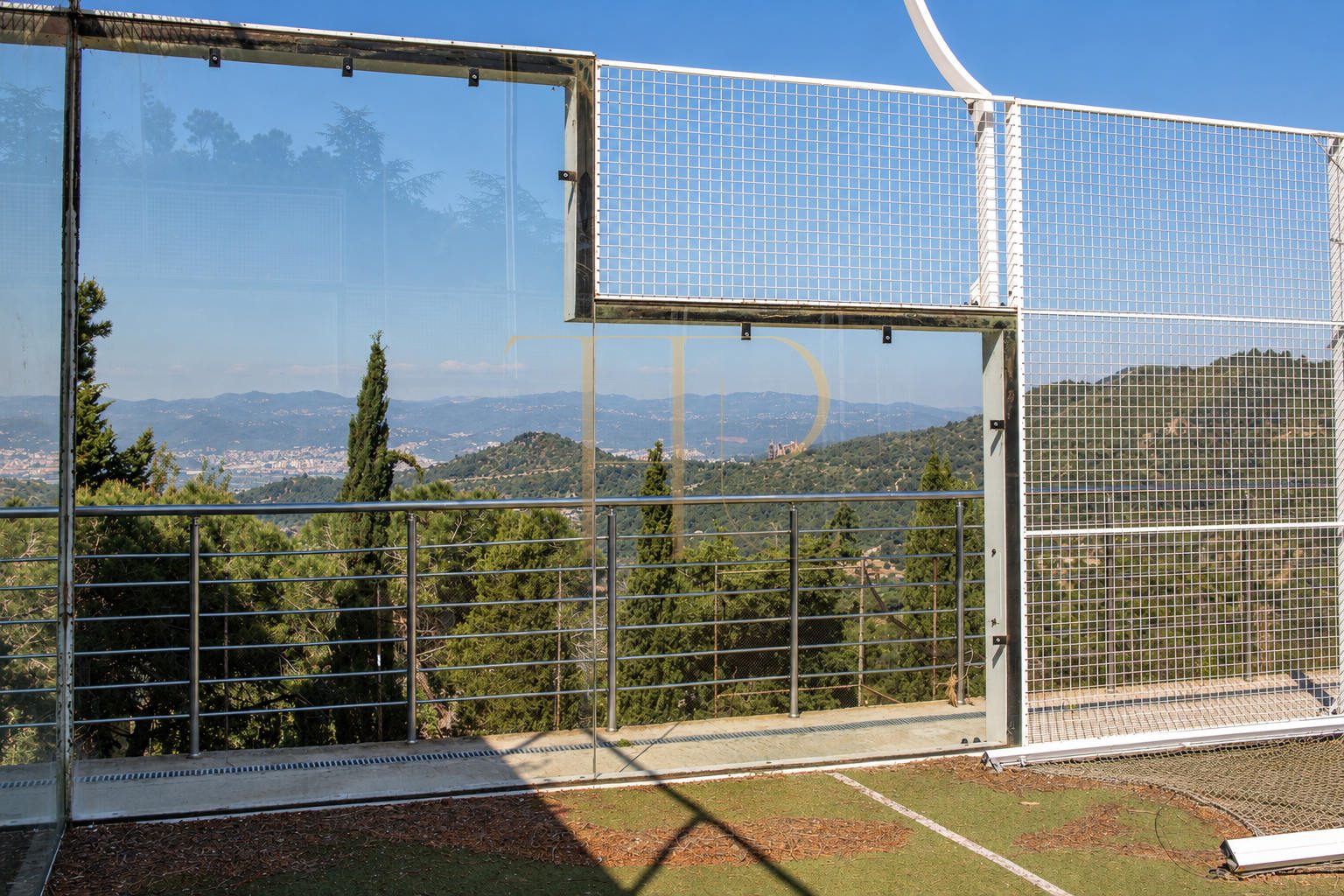 Sports complex with restaurant in Esplugues