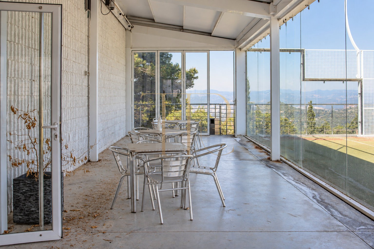 Sports complex with restaurant in Esplugues