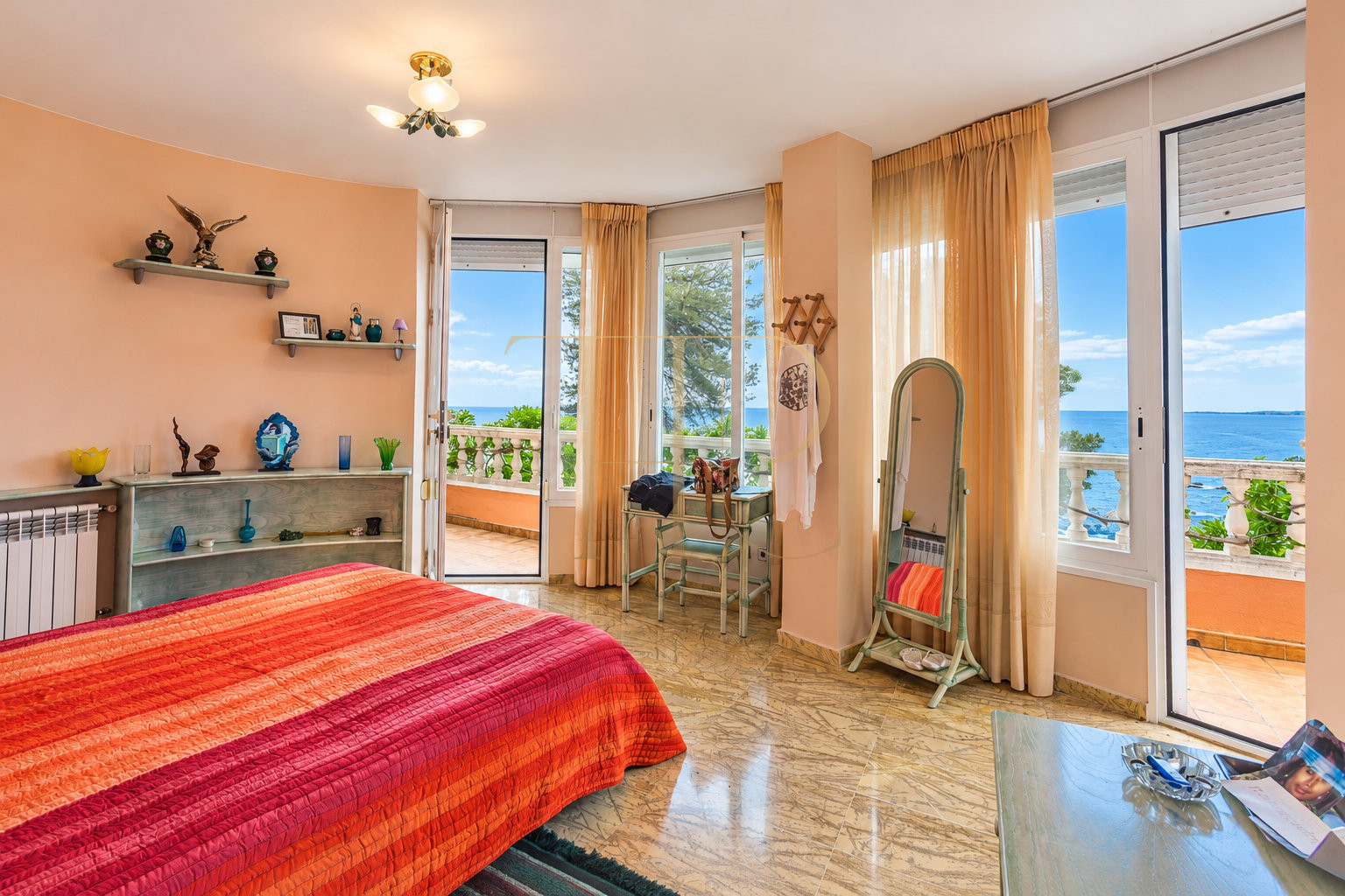 Seafront villa for sale in Cala Montgoda, Lloret de Mar