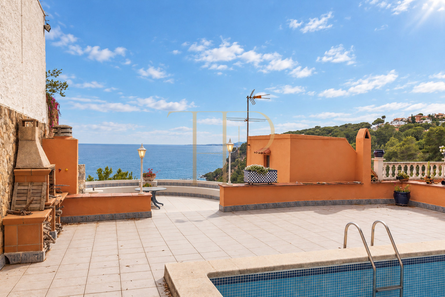Seafront villa for sale in Cala Montgoda, Lloret de Mar
