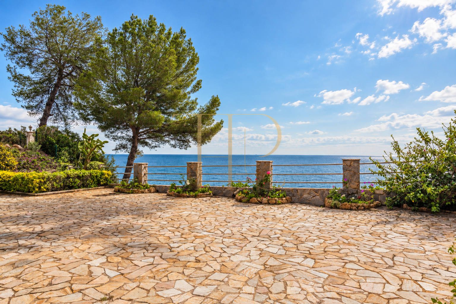 Seafront villa for sale in Cala Montgoda, Lloret de Mar