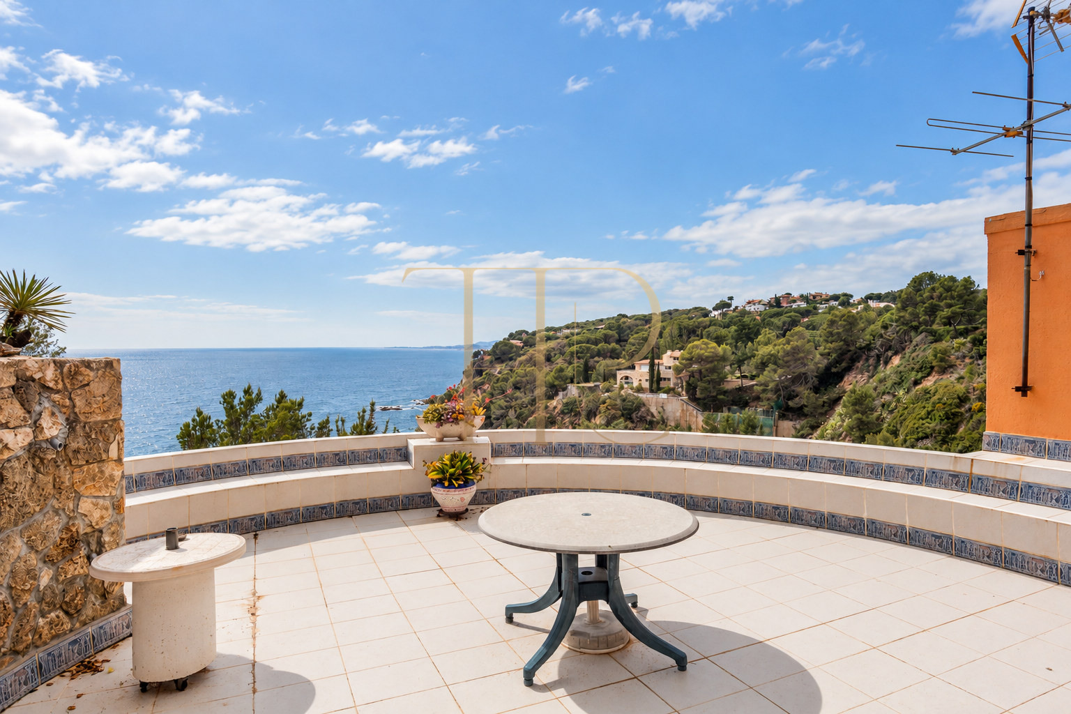 Seafront villa for sale in Cala Montgoda, Lloret de Mar