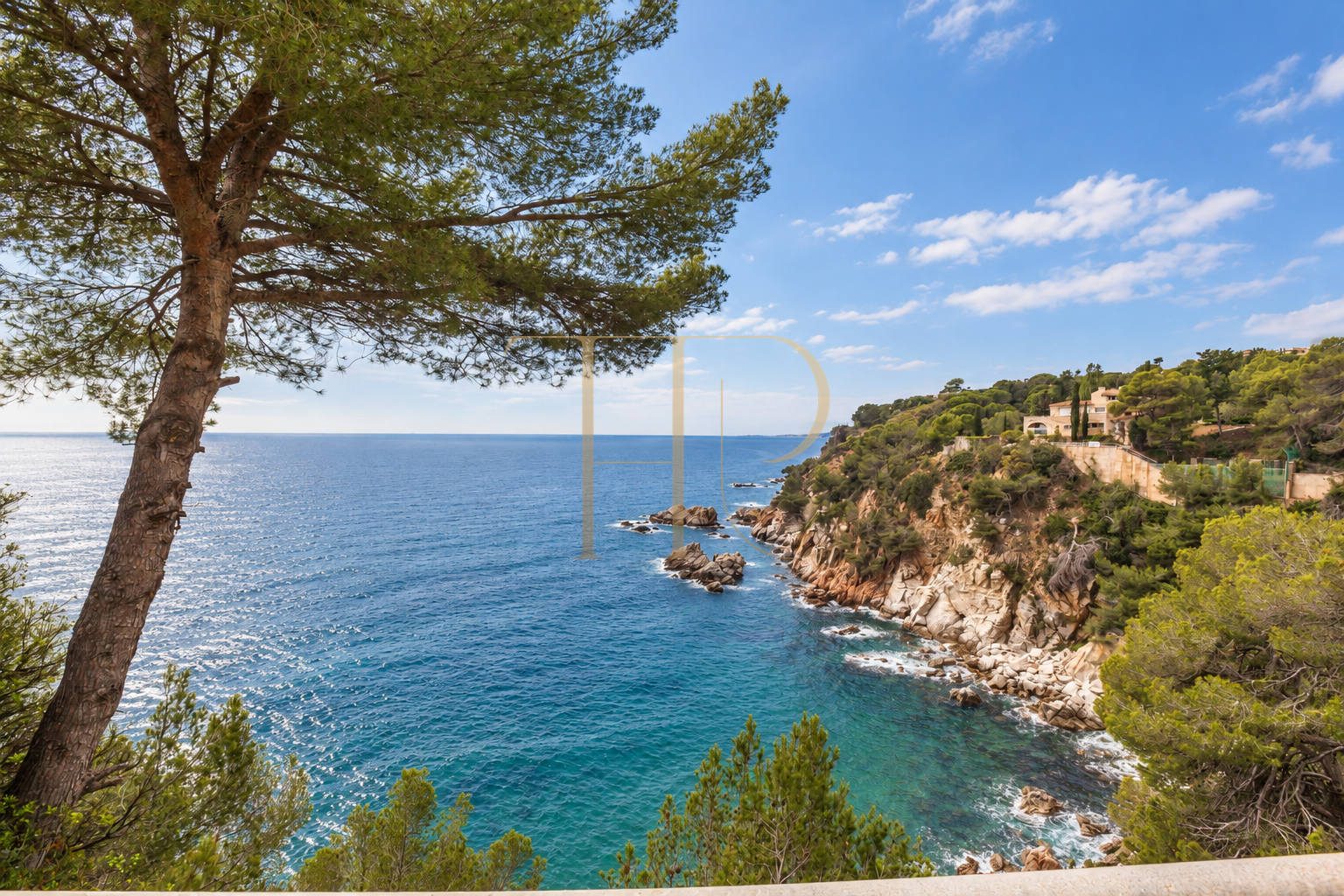 Seafront villa for sale in Cala Montgoda, Lloret de Mar