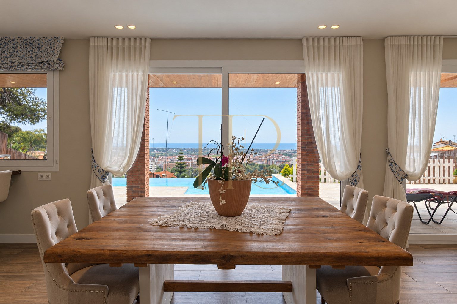 Sea-view house with a pool in Castelldefels · Sold