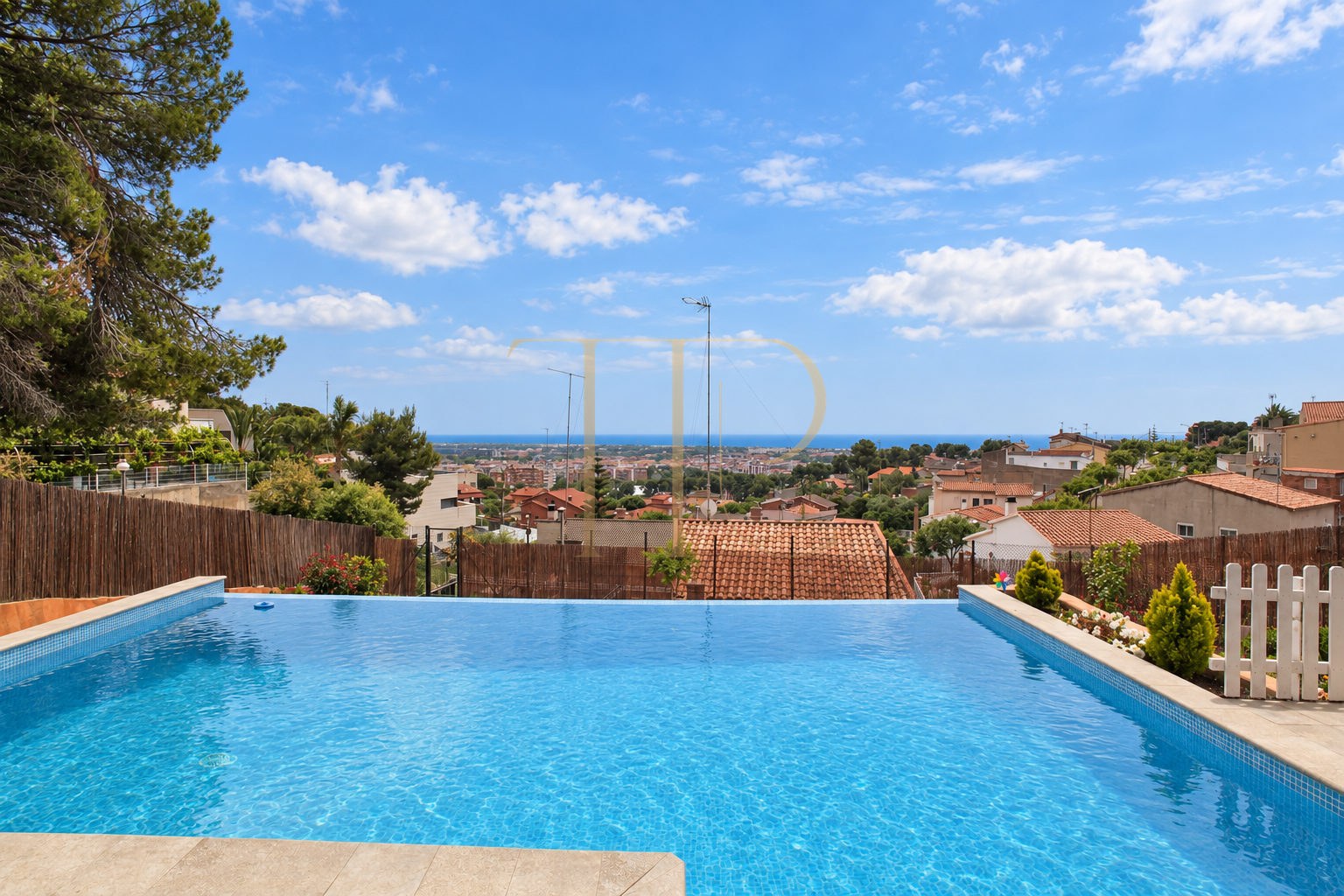 Sea-view house with a pool in Castelldefels · Sold