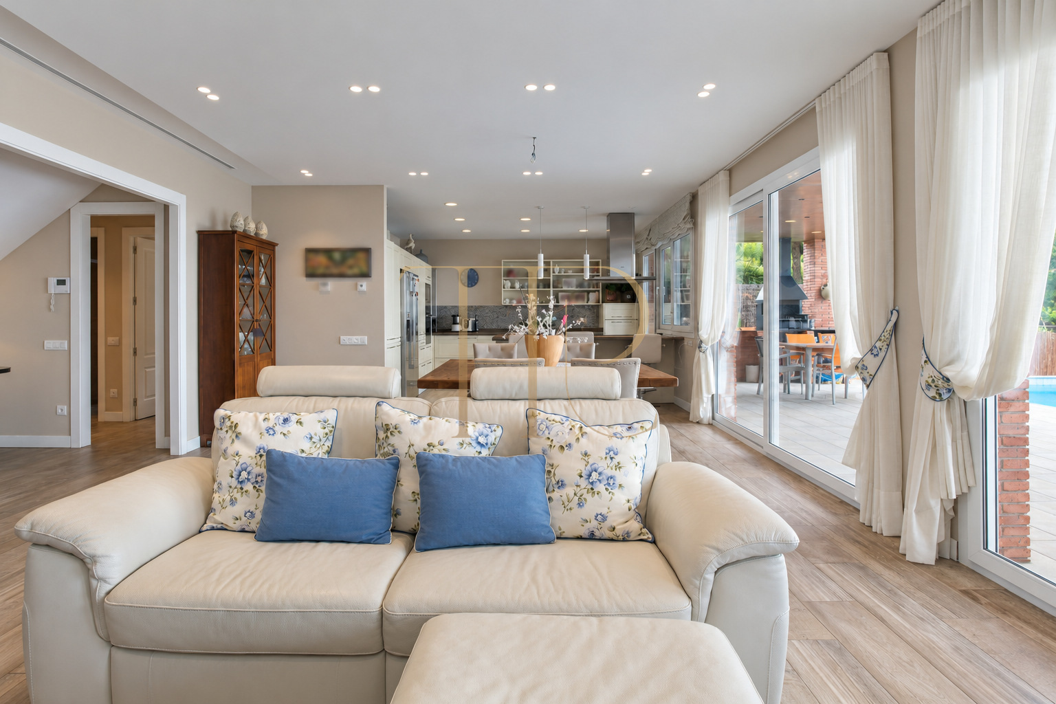 Sea-view house with a pool in Castelldefels · Sold