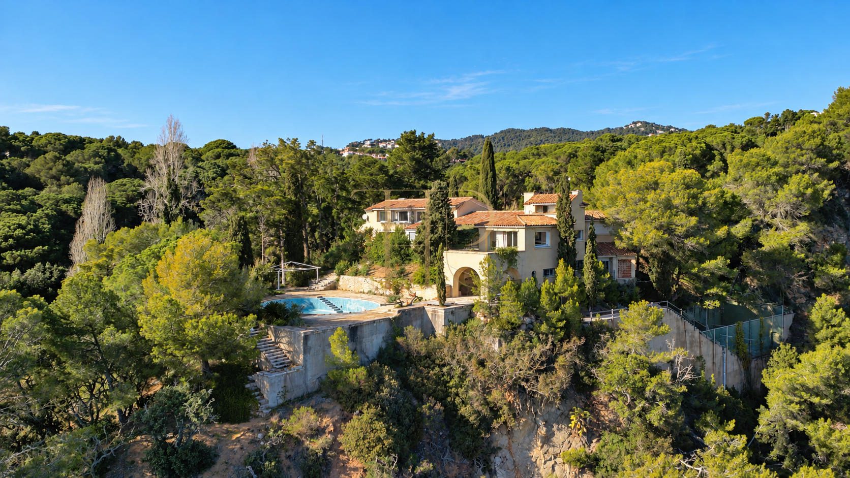 Seafront estate for sale in Cala Canyelles, Lloret de Mar