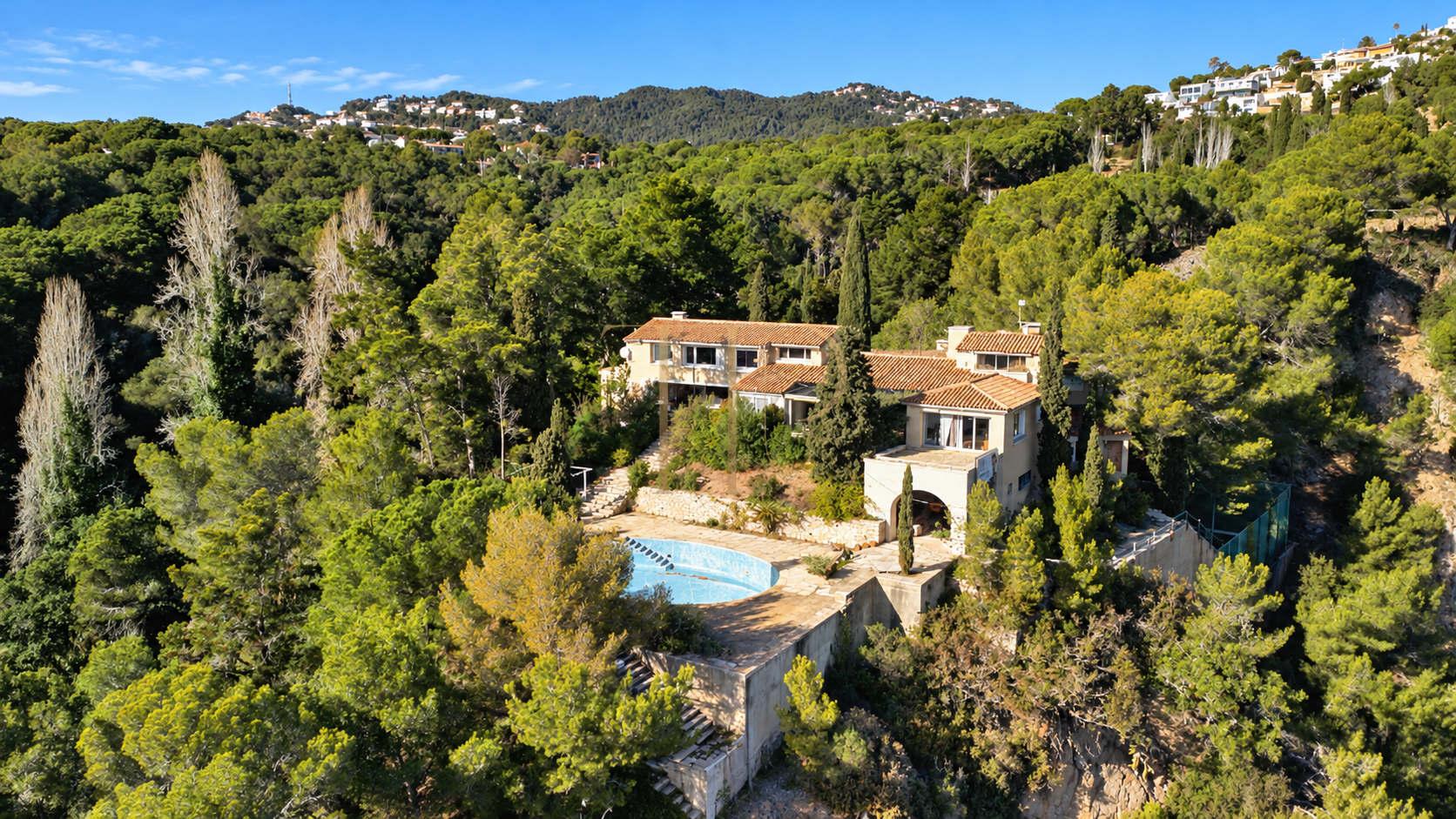 Seafront estate for sale in Cala Canyelles, Lloret de Mar
