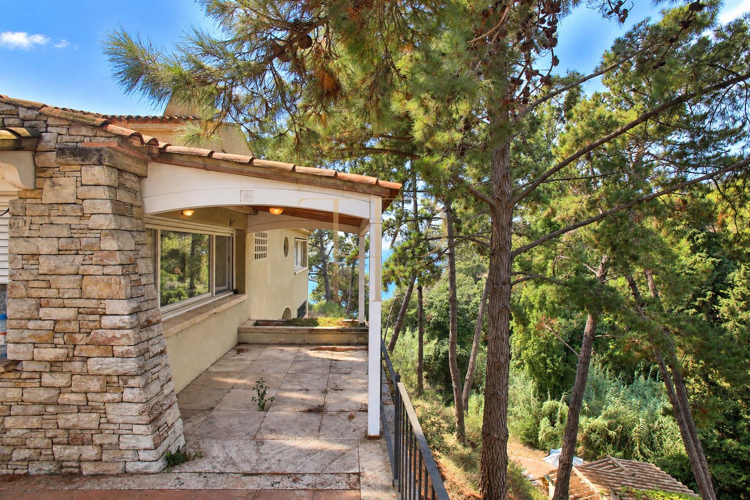 Seafront estate for sale in Cala Canyelles, Lloret de Mar