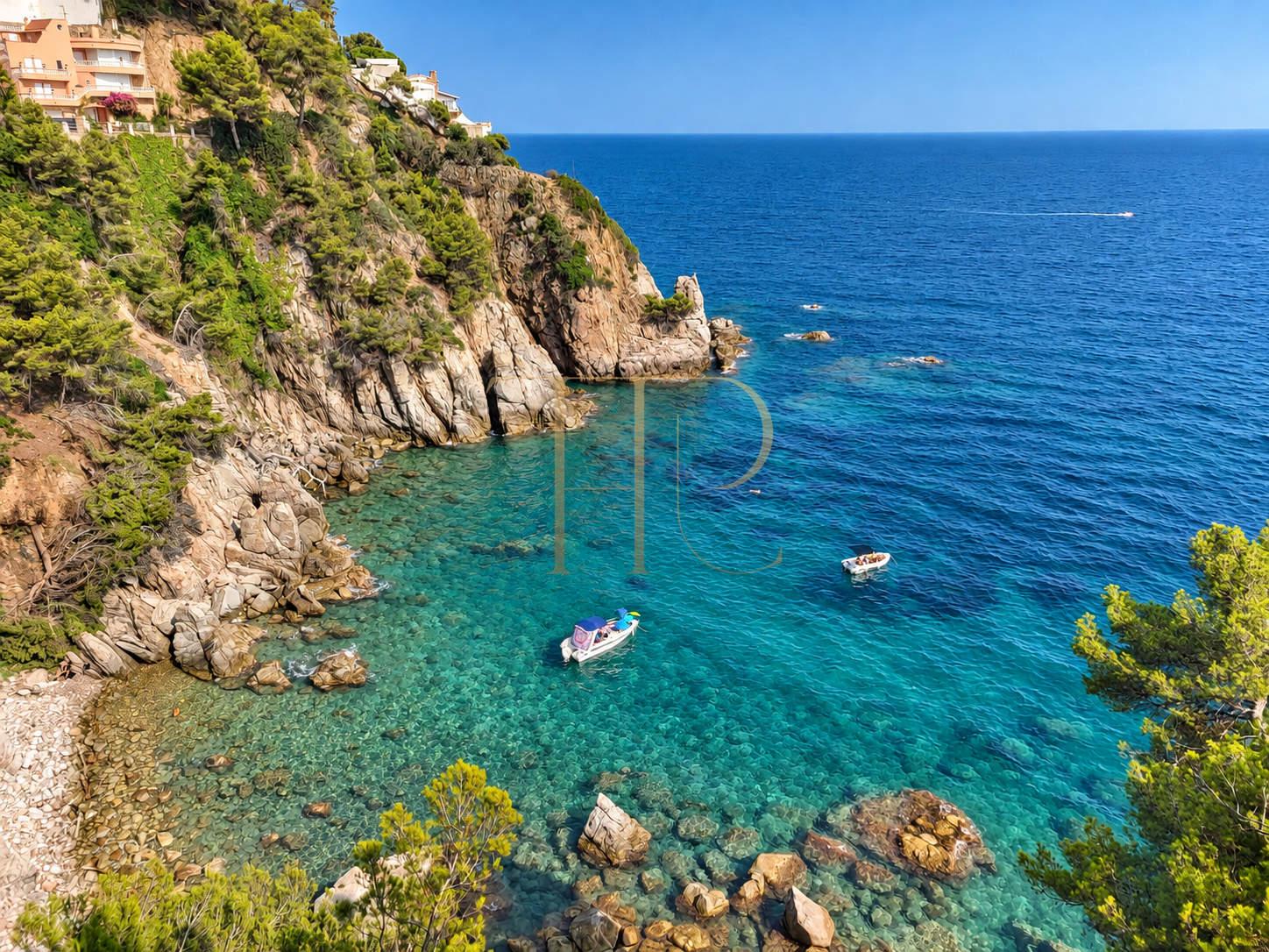 Seafront estate for sale in Cala Canyelles, Lloret de Mar