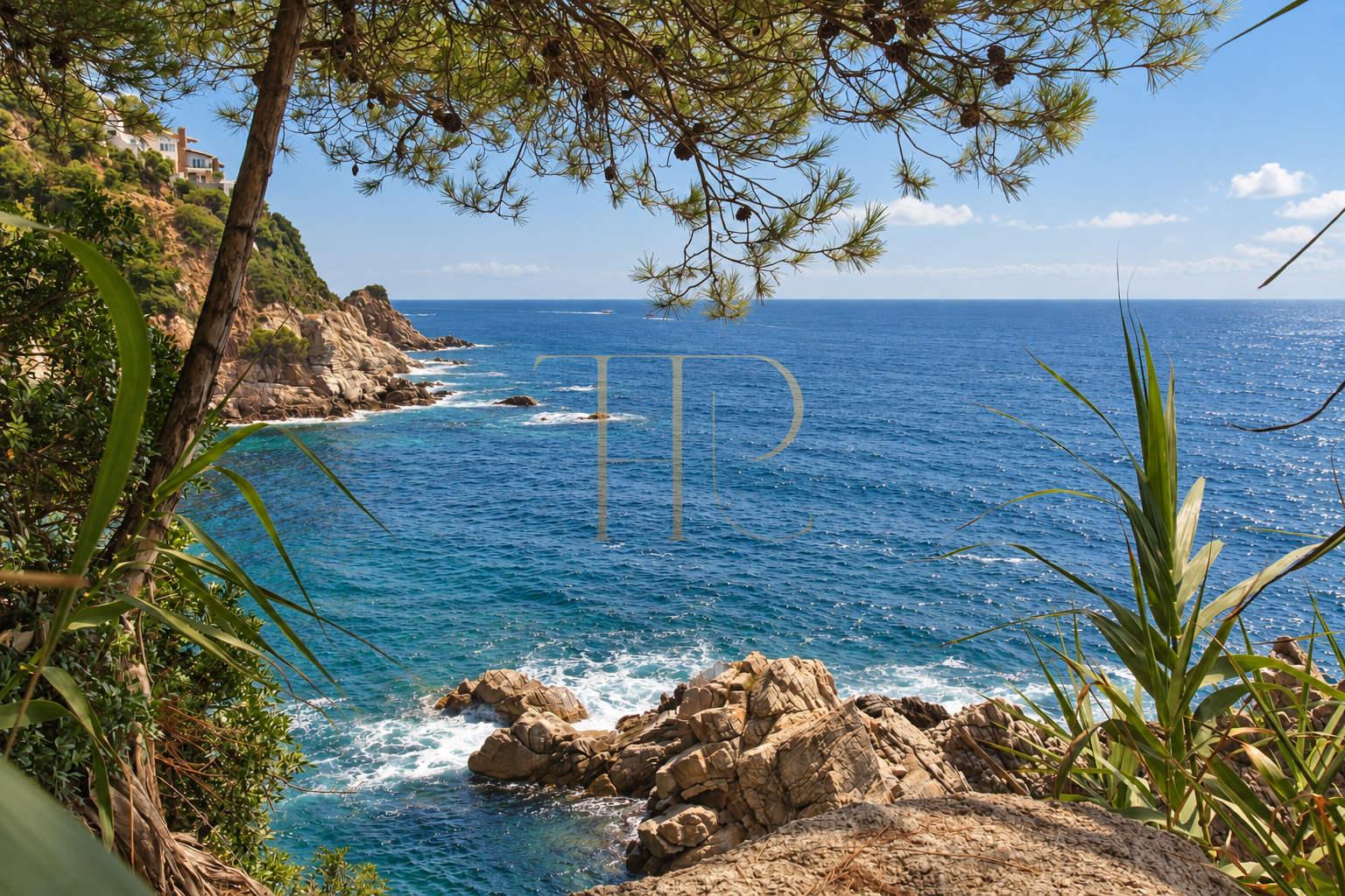 Seafront estate for sale in Cala Canyelles, Lloret de Mar