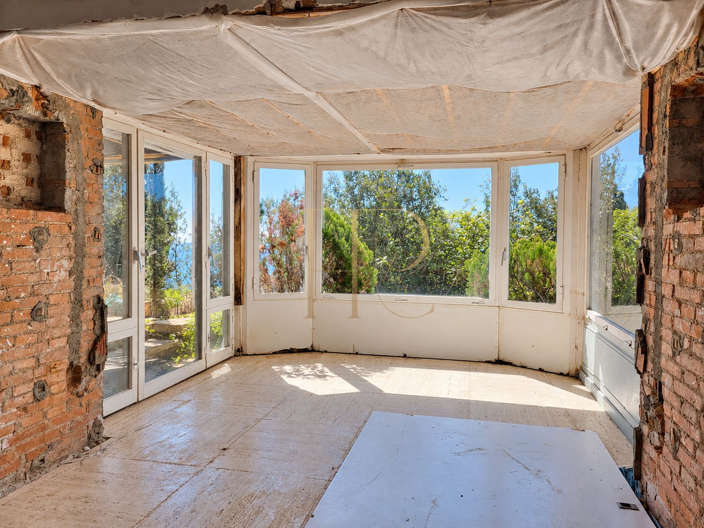 Seafront estate for sale in Cala Canyelles, Lloret de Mar